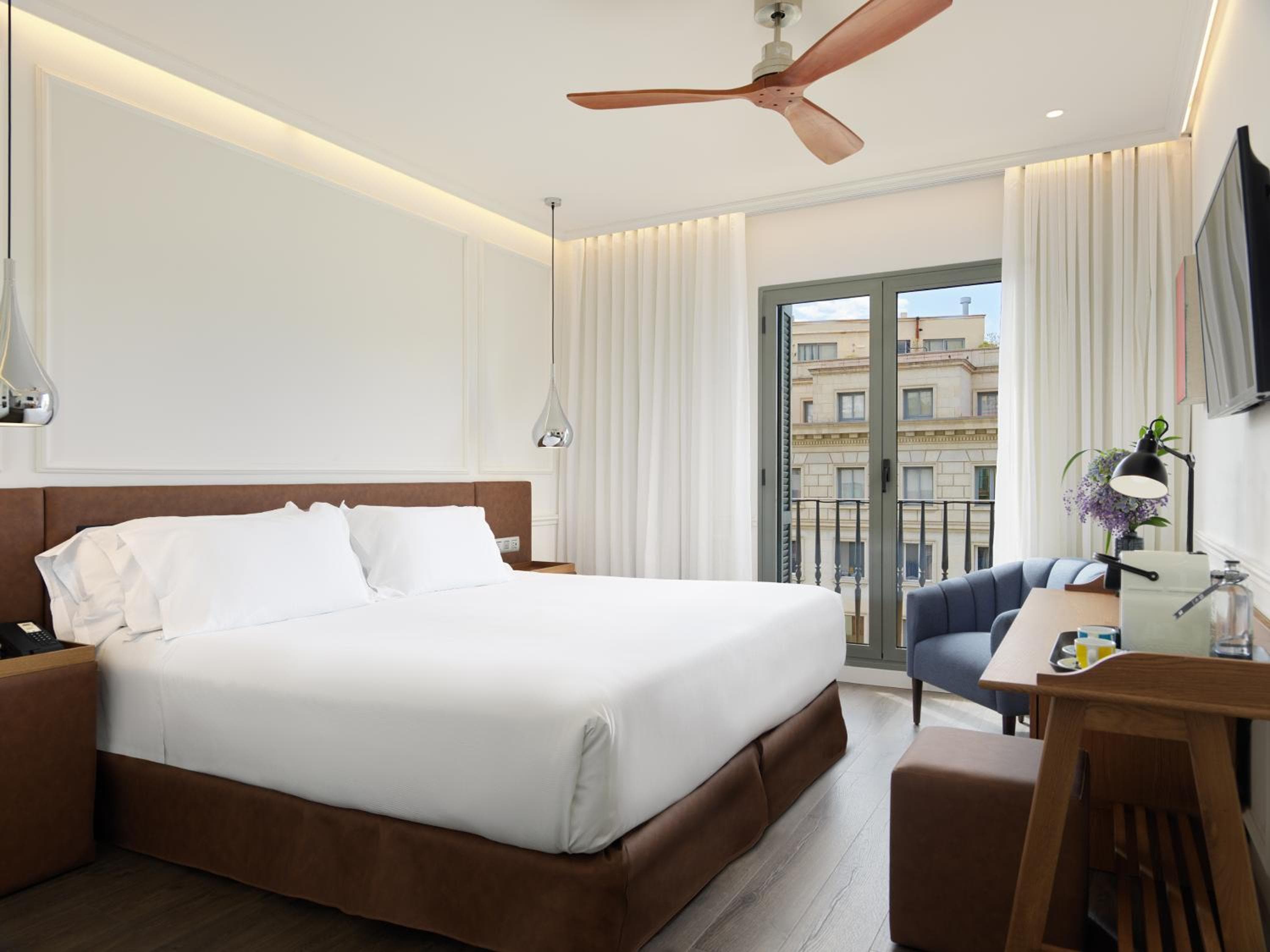 H10 Universitat — 1