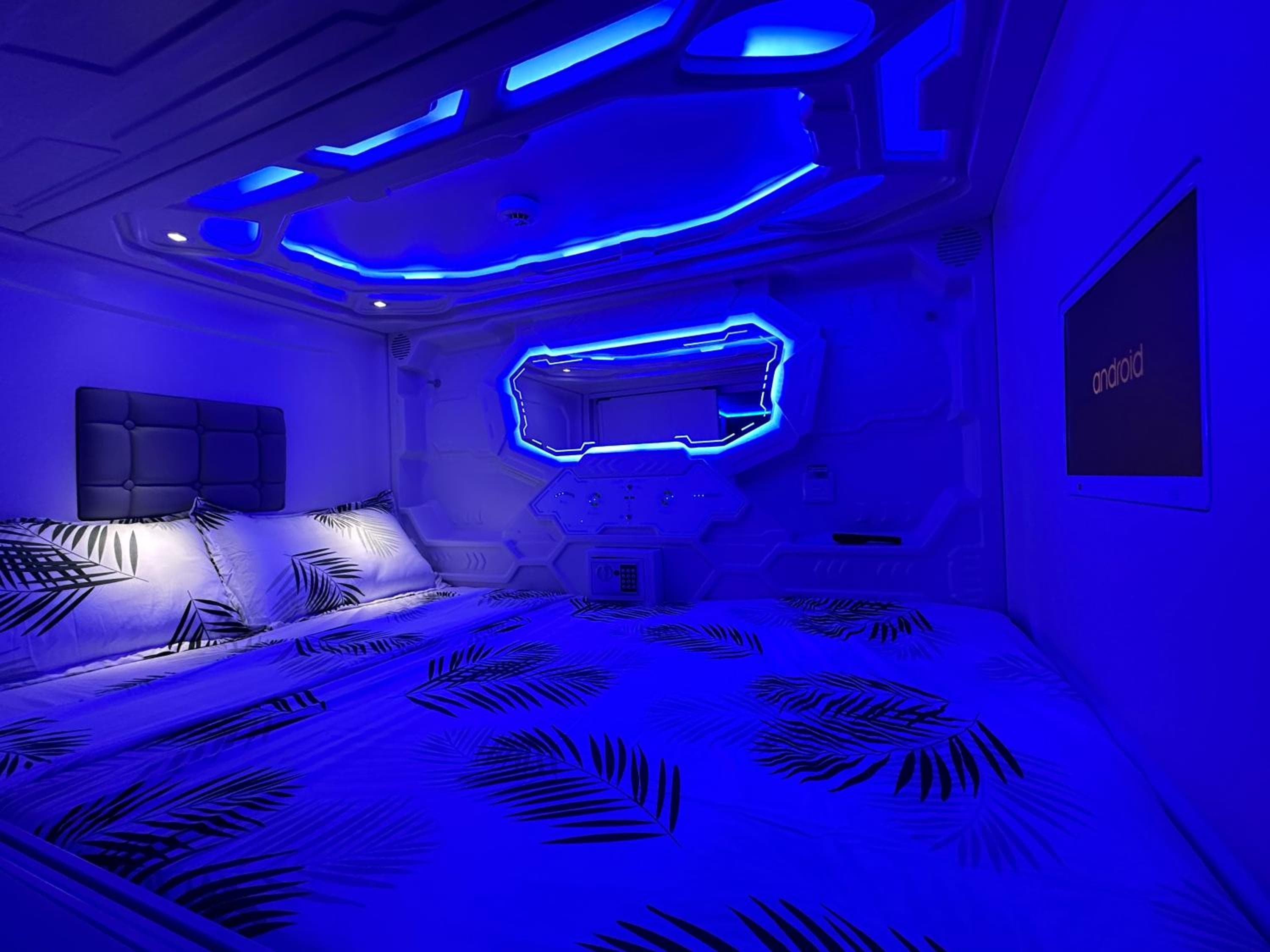 GOOD VIBES ONLY Capsule Hostel Malaga — 5