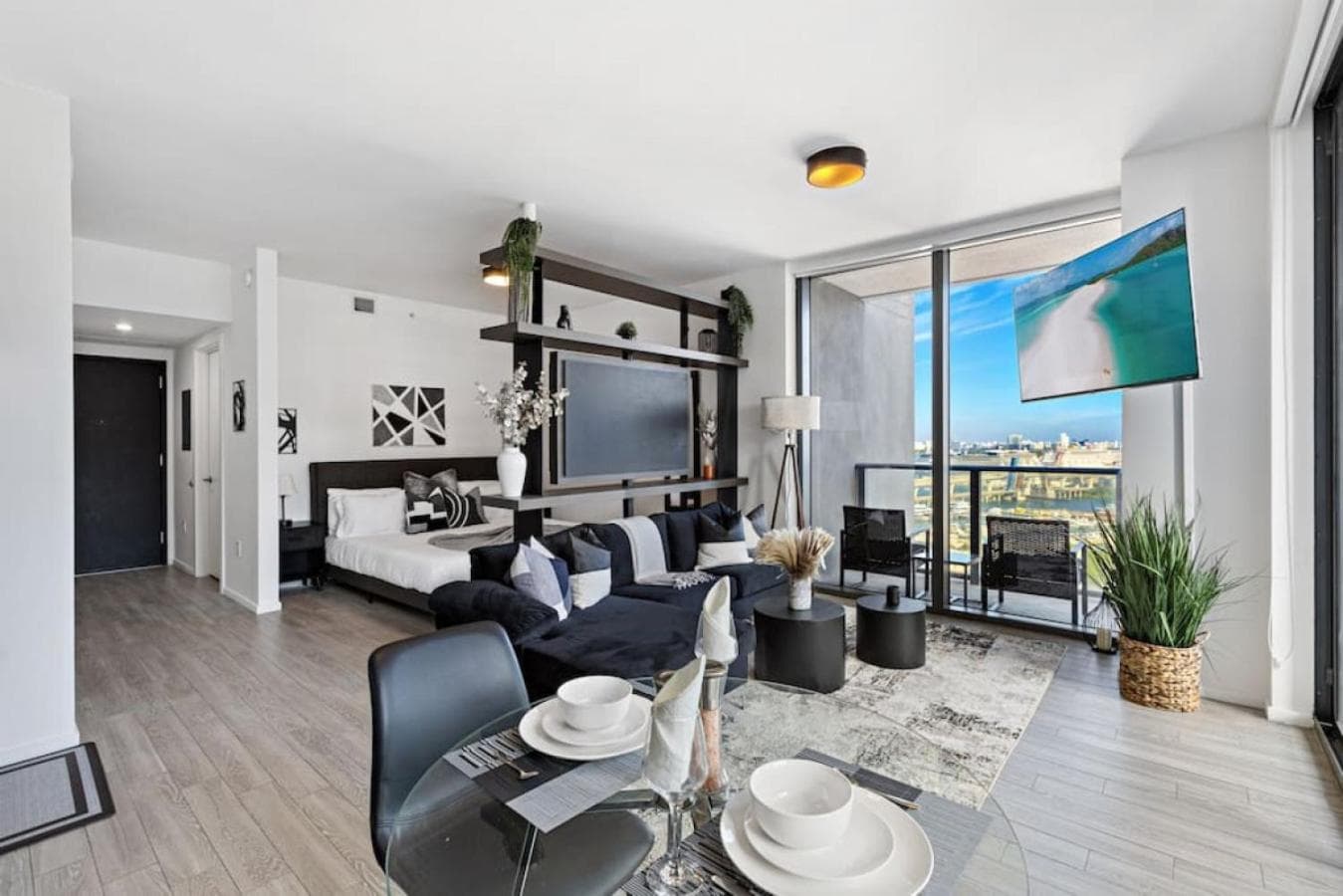 Corner condo w/ Unrivaled views — 16
