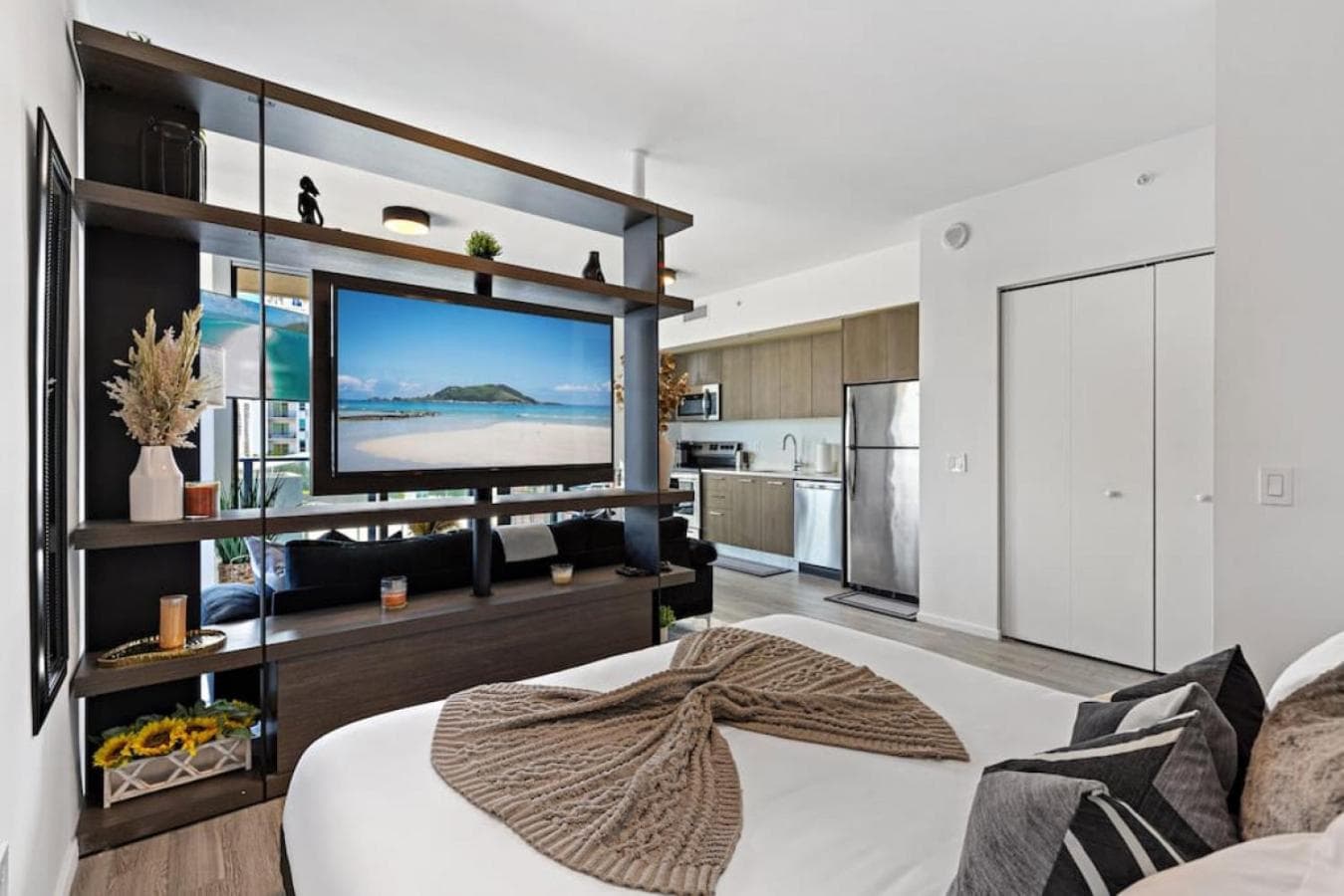 Corner condo w/ Unrivaled views — 4