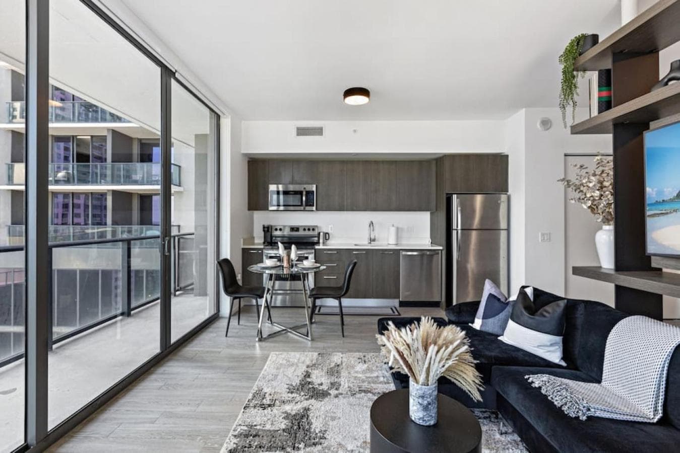 Corner condo w/ Unrivaled views — 7