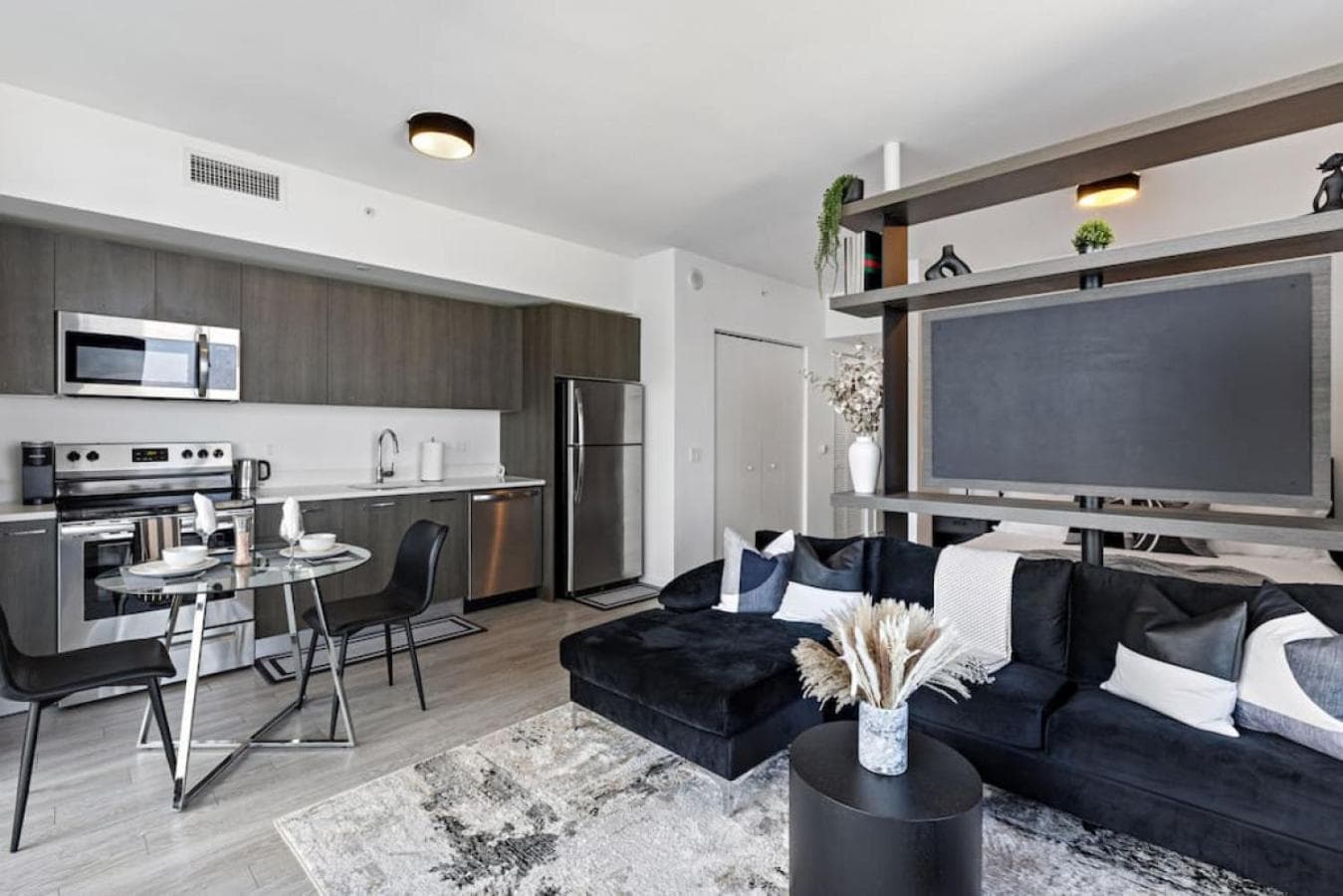 Corner condo w/ Unrivaled views — 15