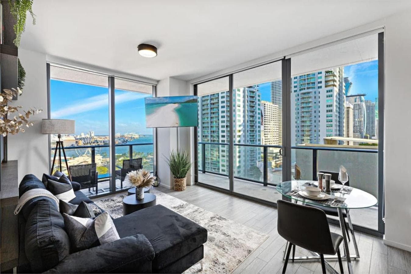 Corner condo w/ Unrivaled views — 21