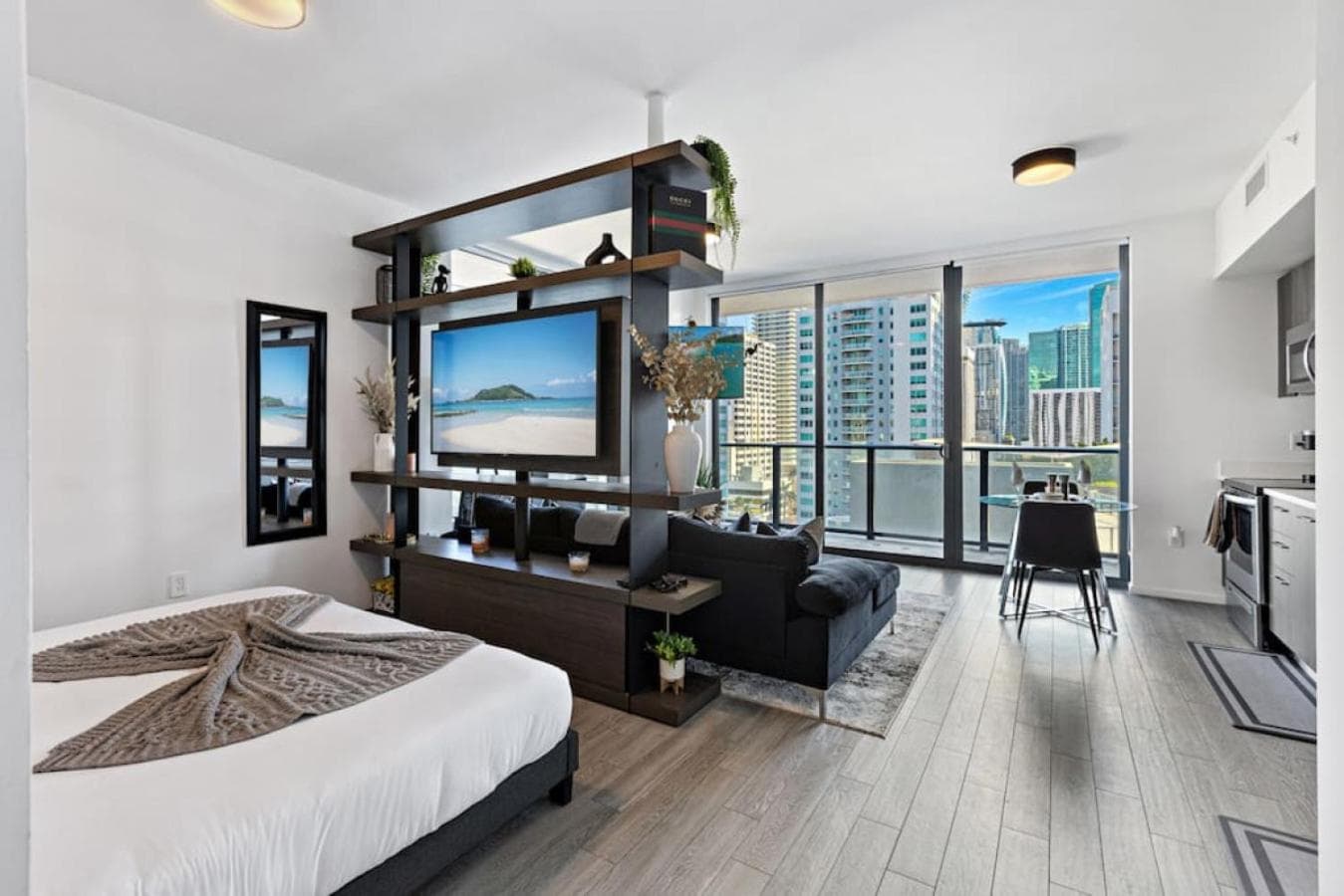 Corner condo w/ Unrivaled views — 8