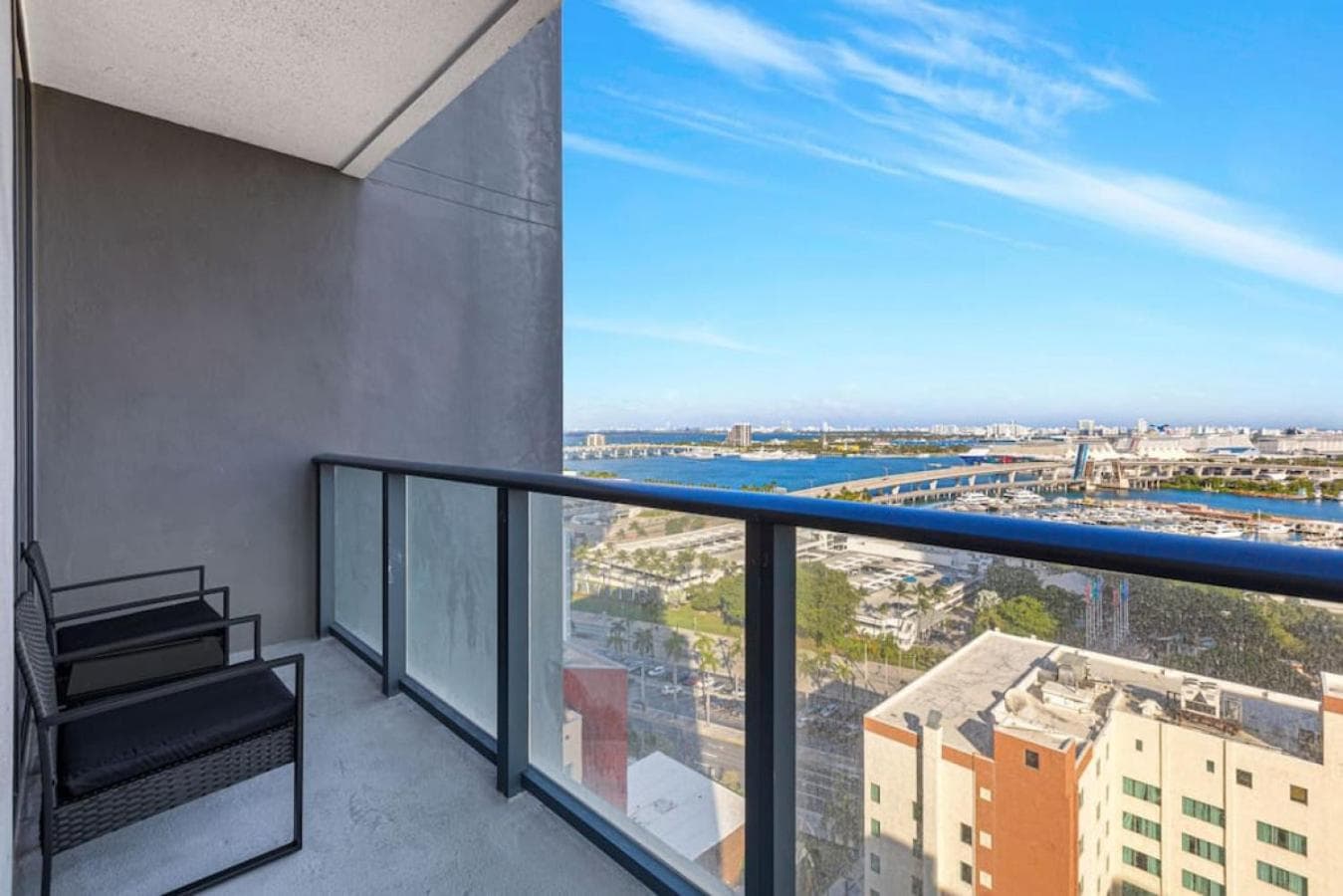 Corner condo w/ Unrivaled views — 11