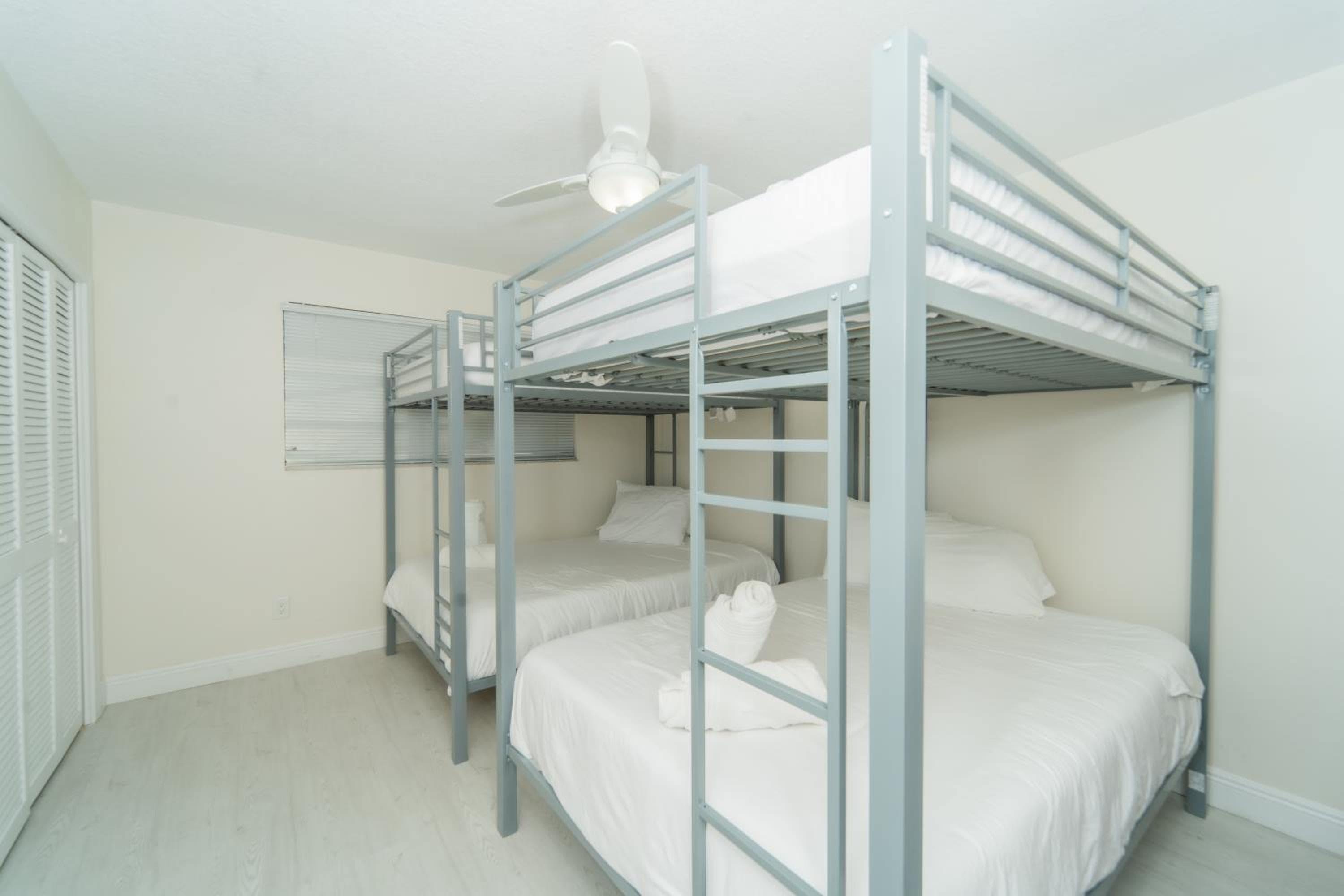 Waterfront Villa Heated Pool Spa Walk To Beach — 26