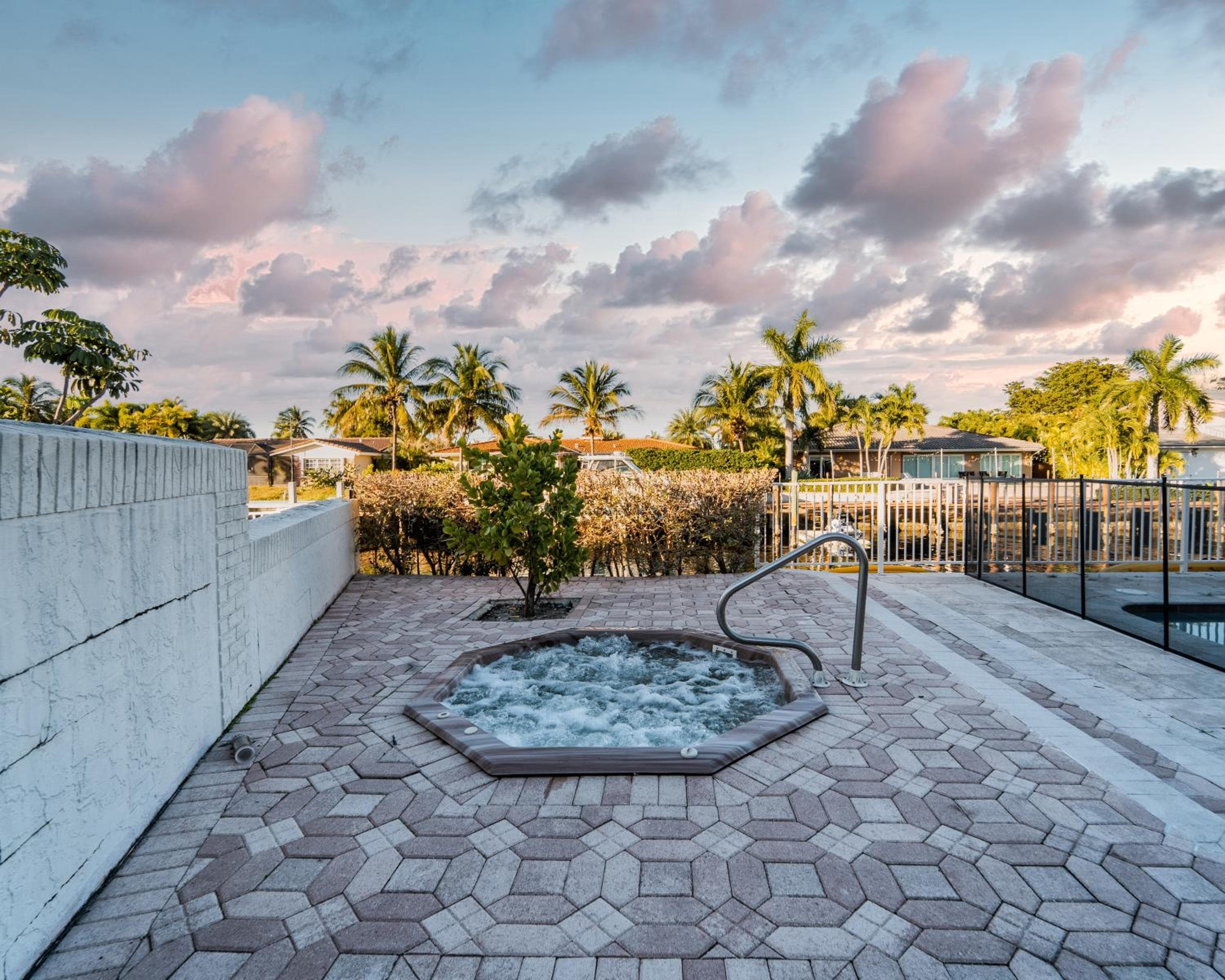Waterfront Villa Heated Pool Spa Walk To Beach — 28