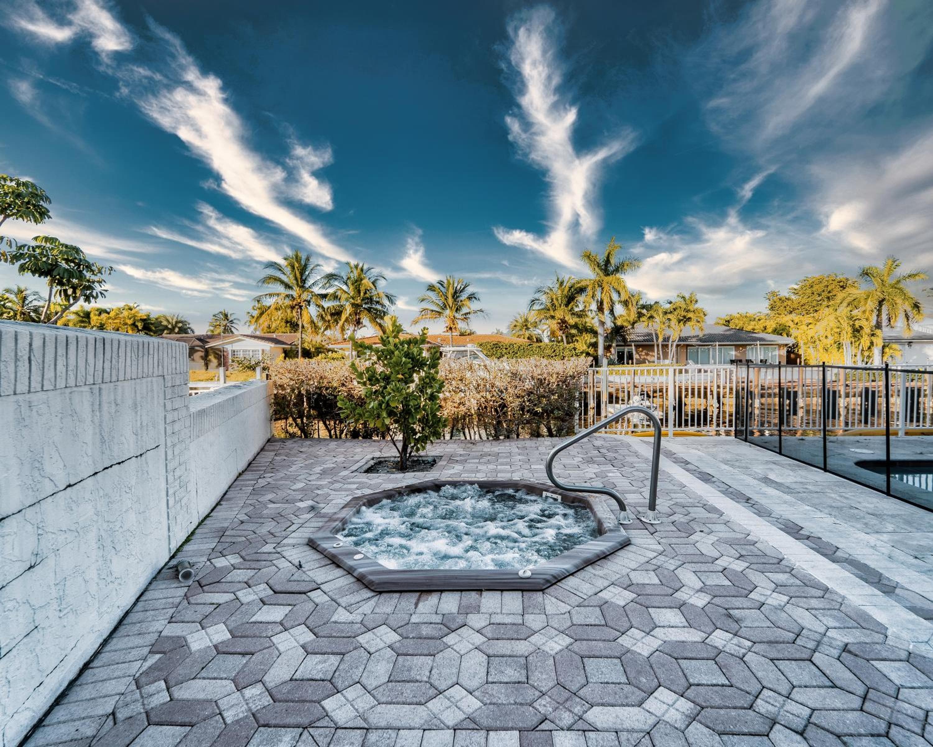 Waterfront Villa Heated Pool Spa Walk To Beach — 15