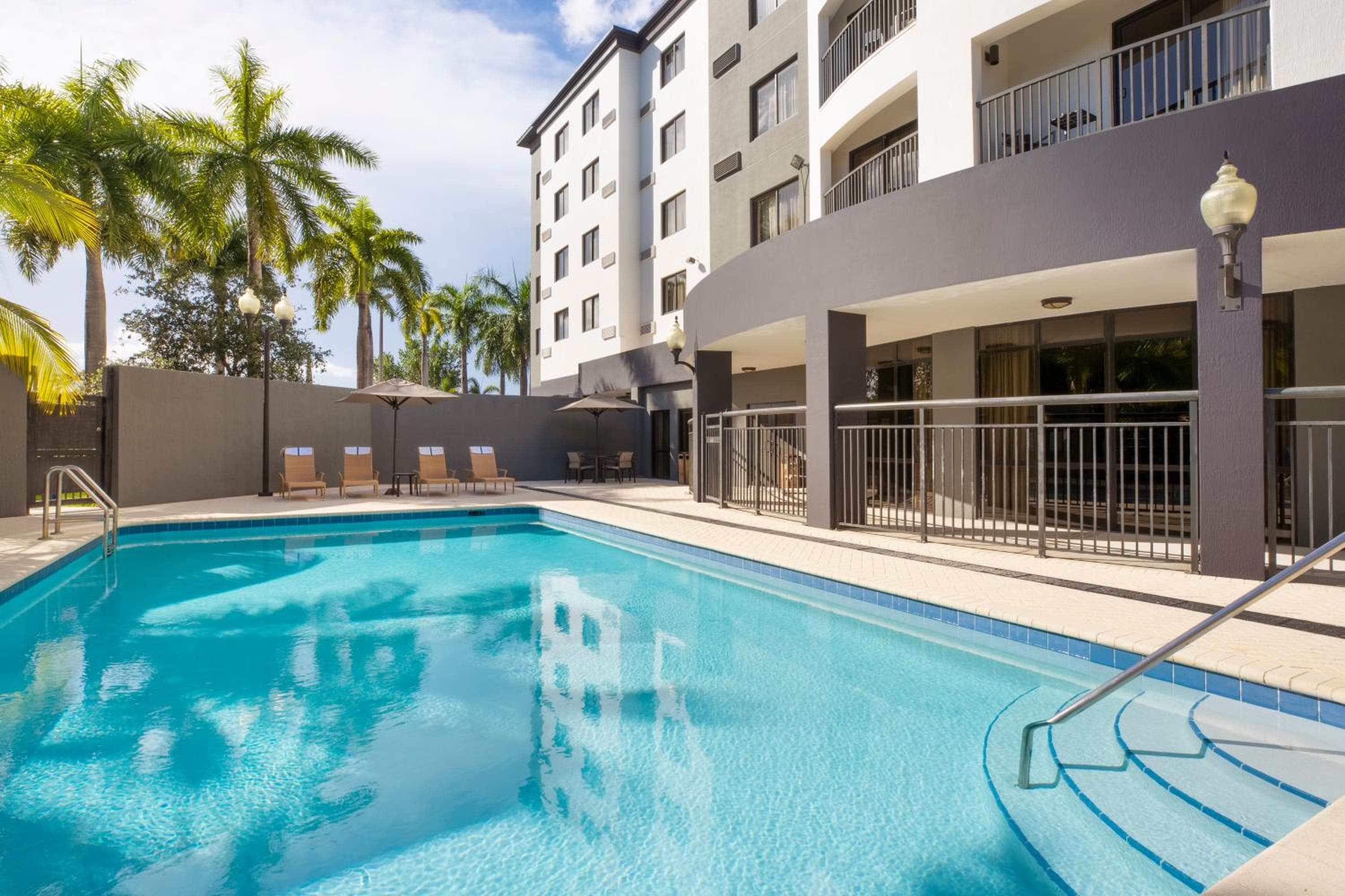 Courtyard by Marriott Miami at Dolphin Mall — 2