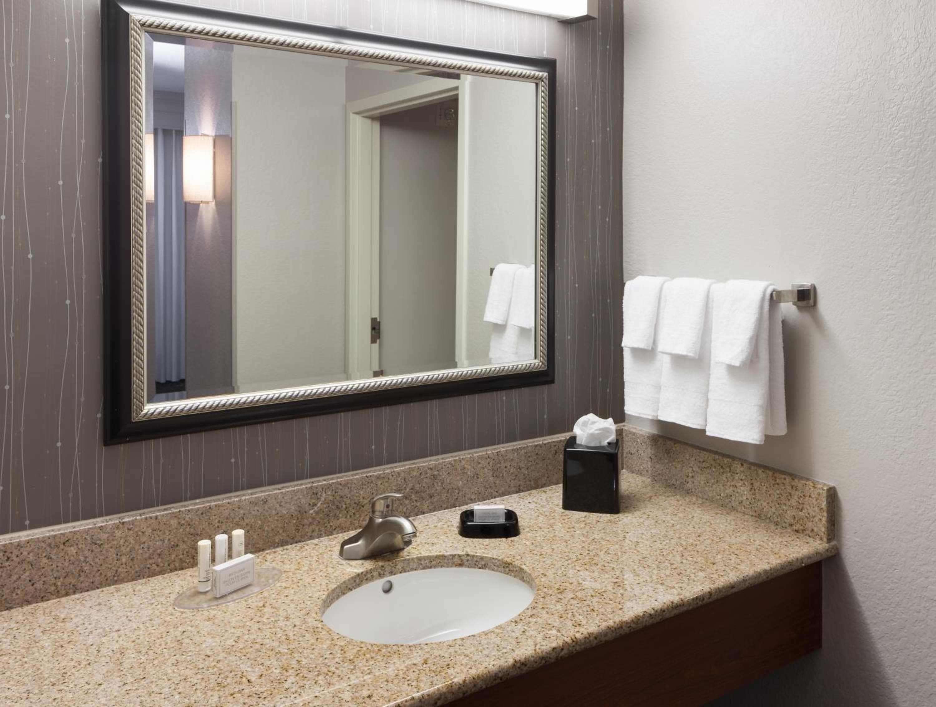 Courtyard by Marriott Miami at Dolphin Mall — 9