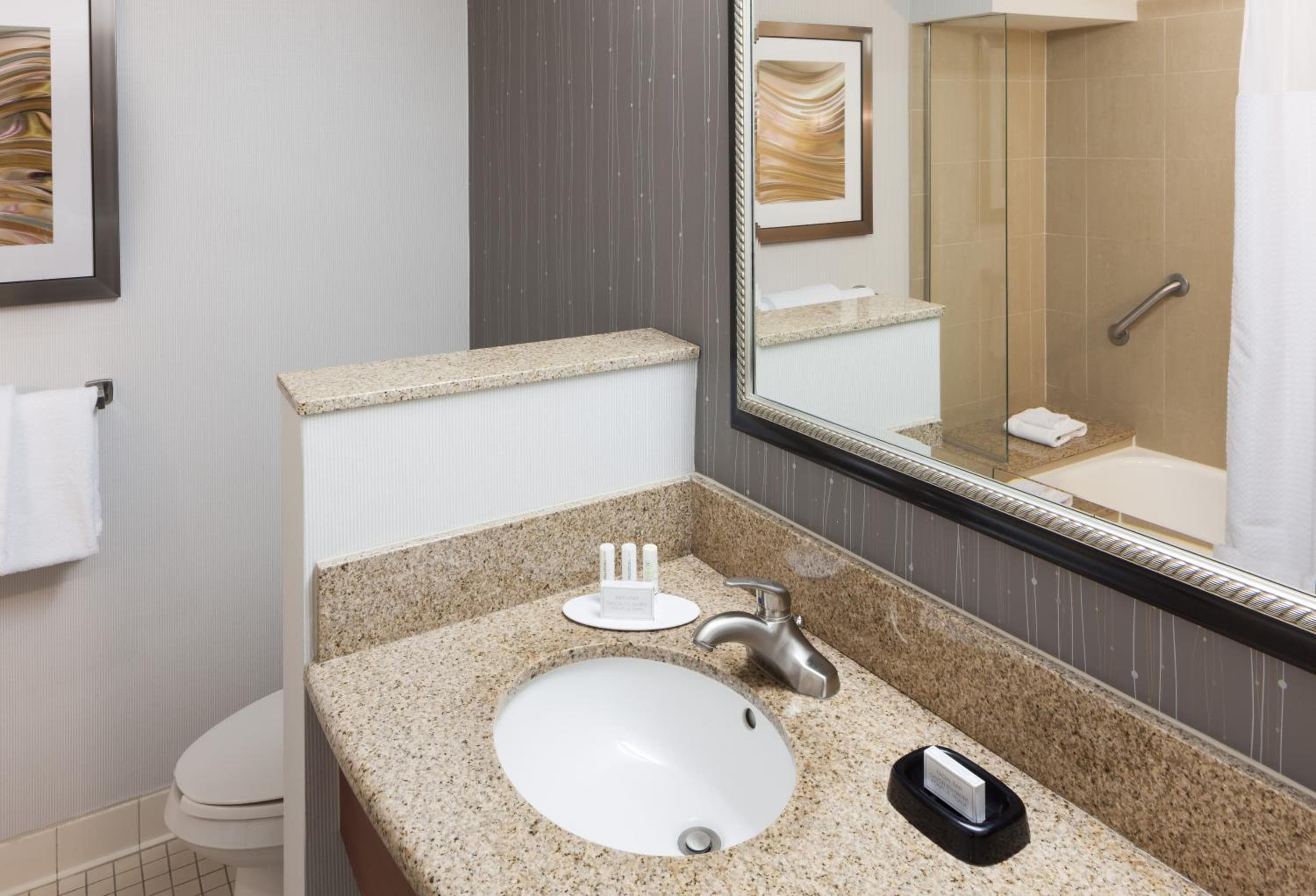 Courtyard by Marriott Miami at Dolphin Mall — 19