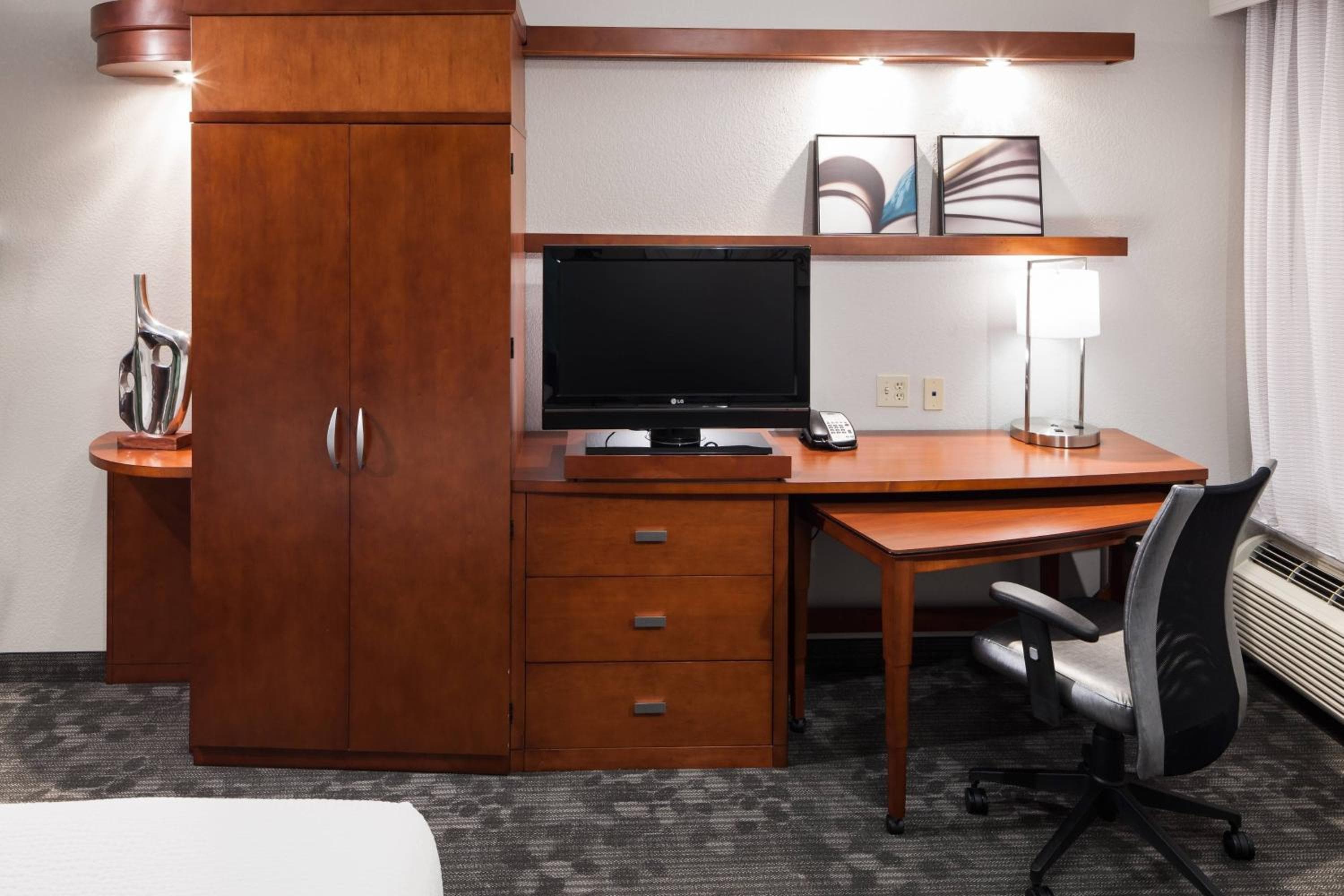 Courtyard by Marriott Miami at Dolphin Mall — 11