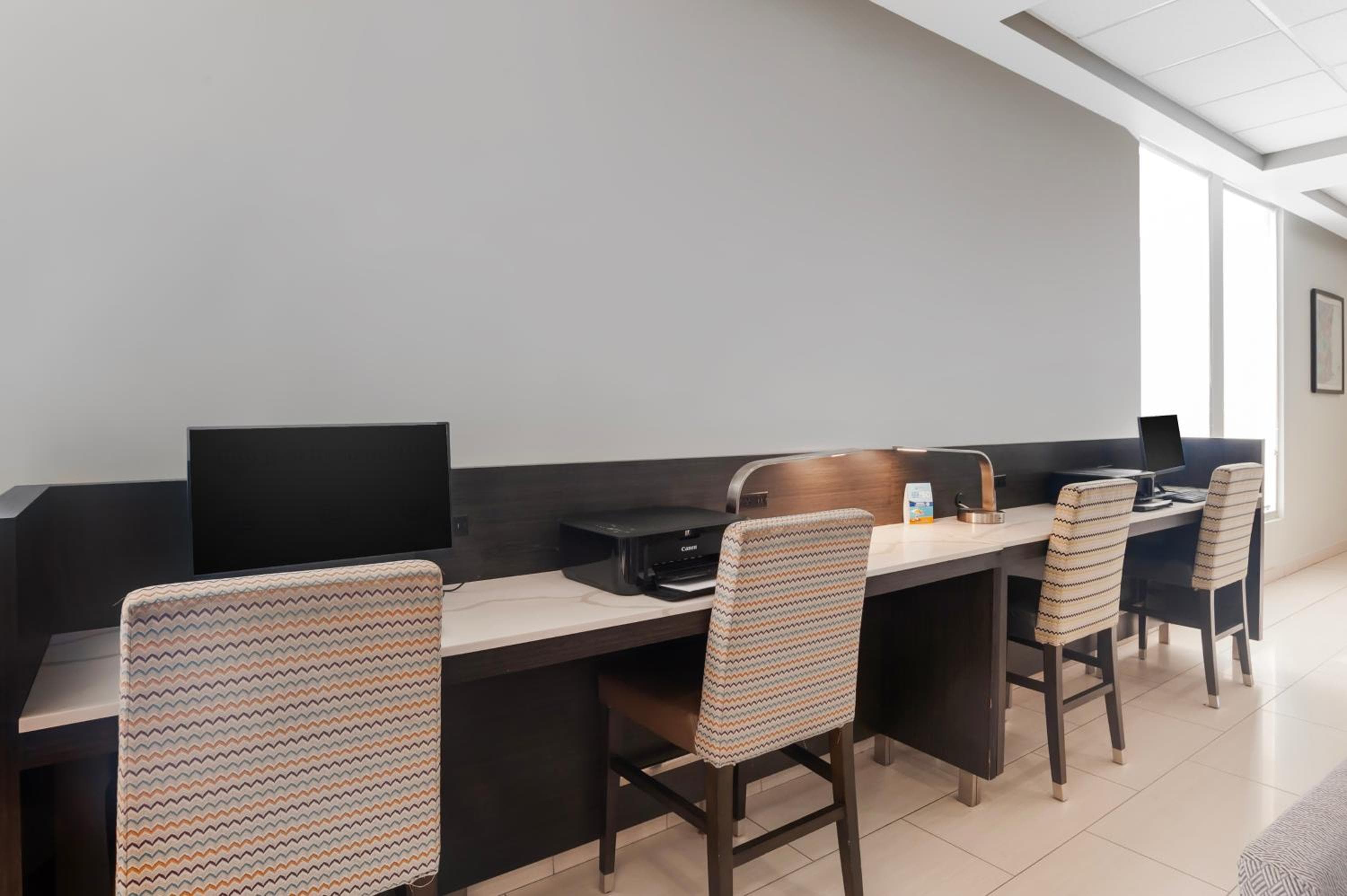 Best Western Plus Commerce Hotel — 18