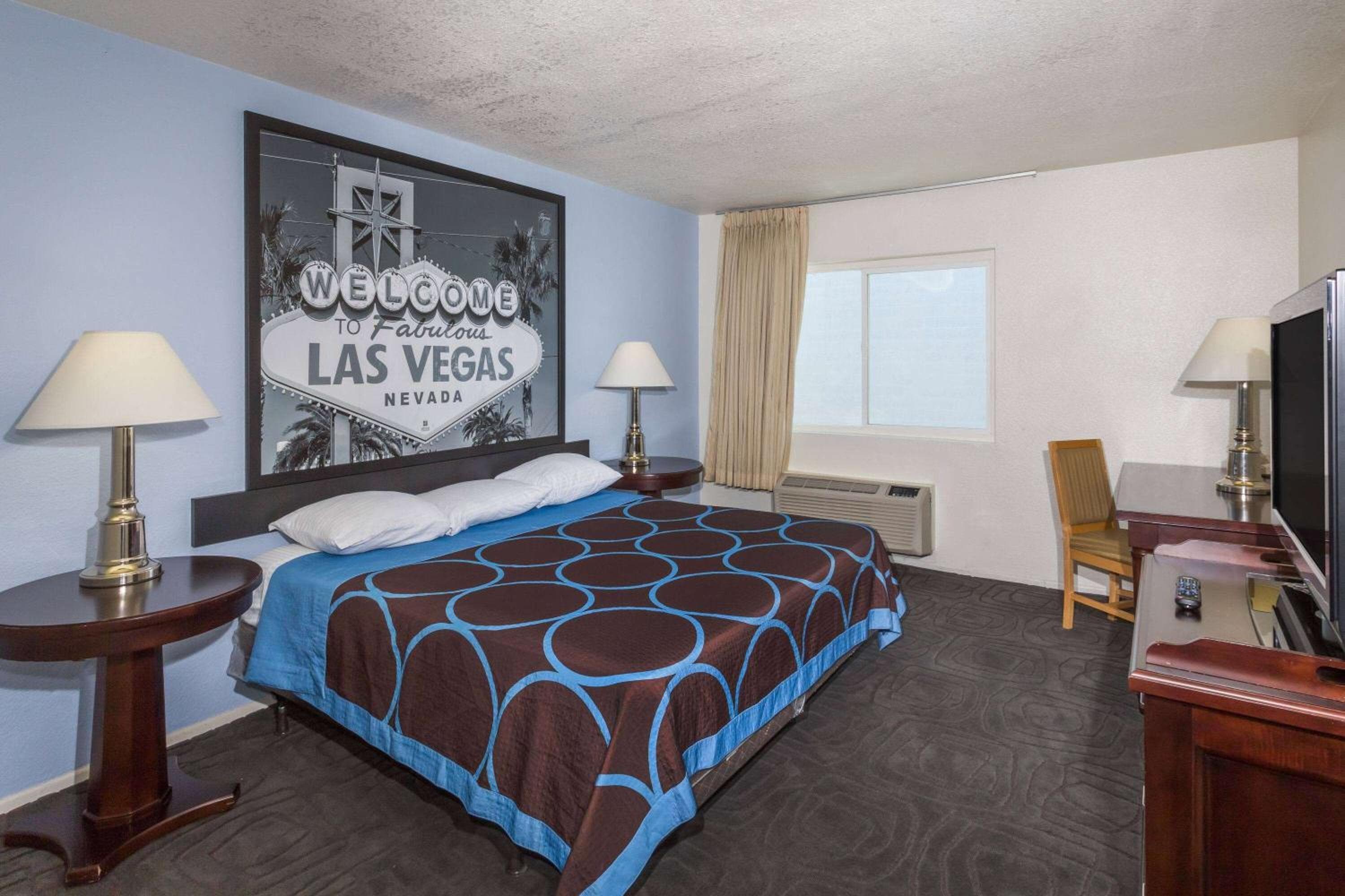 Super 8 by Wyndham Las Vegas North Strip/Zona de Fremont St. — 3