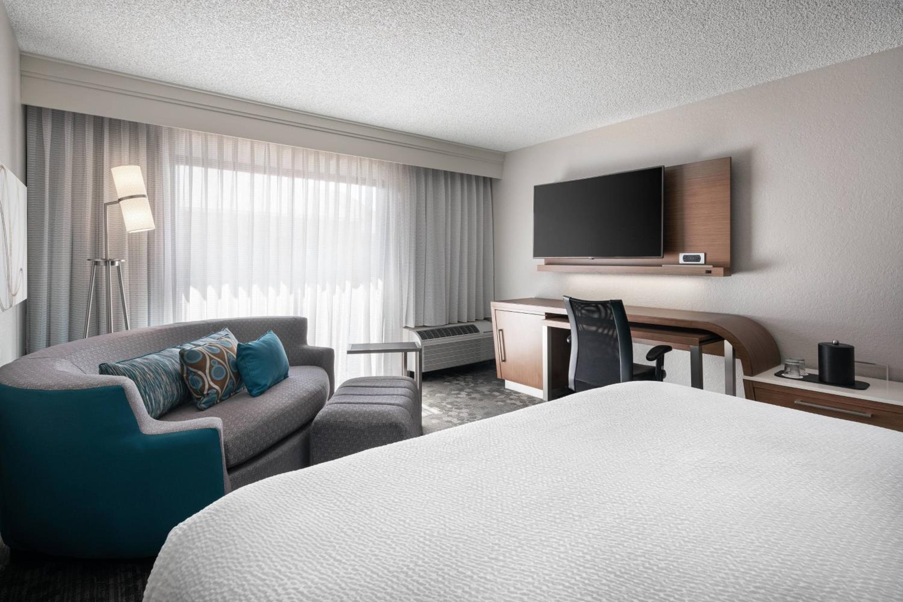 Courtyard by Marriott Las Vegas Convention Center — 7