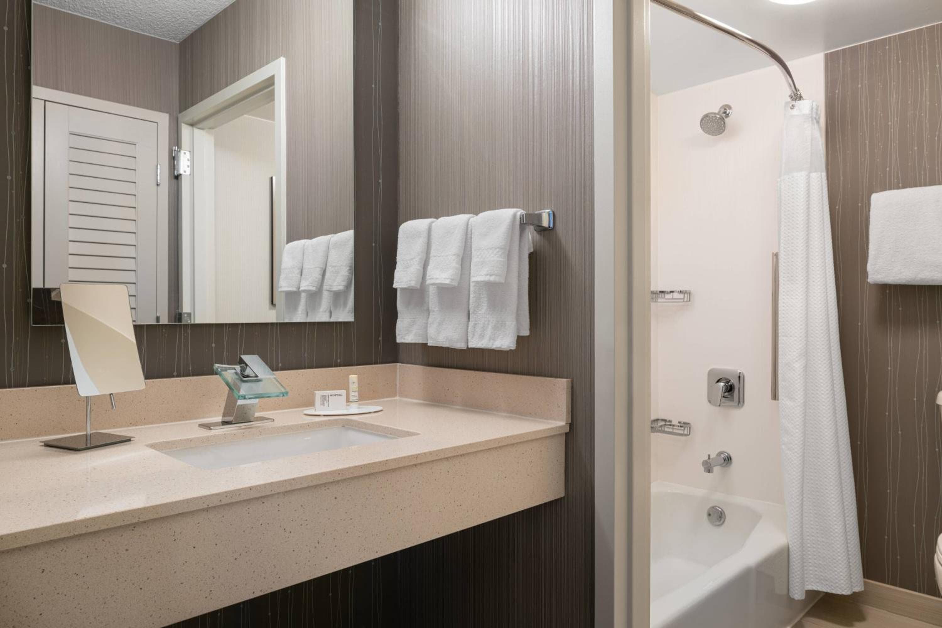 Courtyard by Marriott Las Vegas Convention Center — 14
