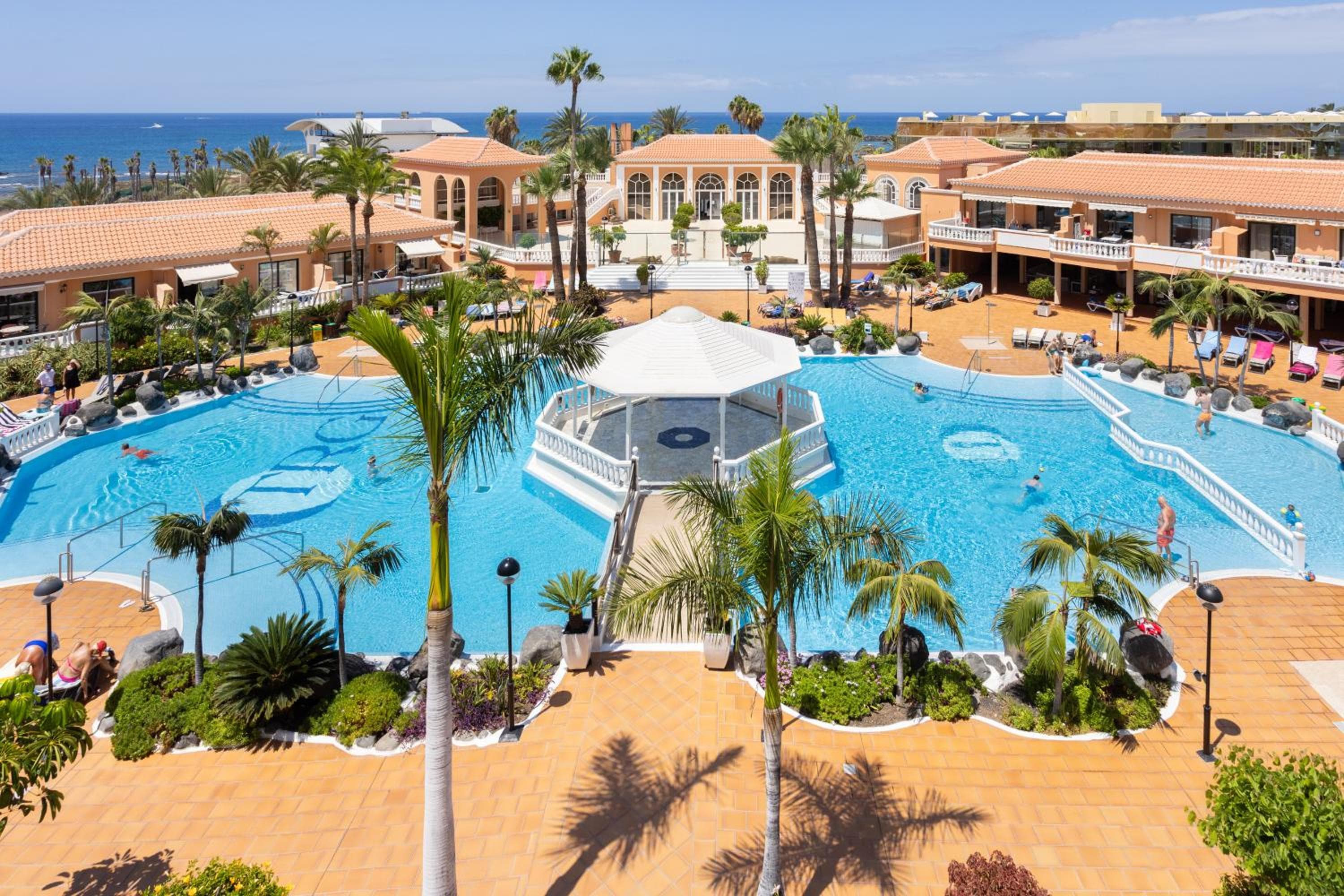 Apartment Playa Las Vistas 2 with breathtaking sea view, only 100 m to the sea, heated pool, aircondition for a fee, wifi — 2