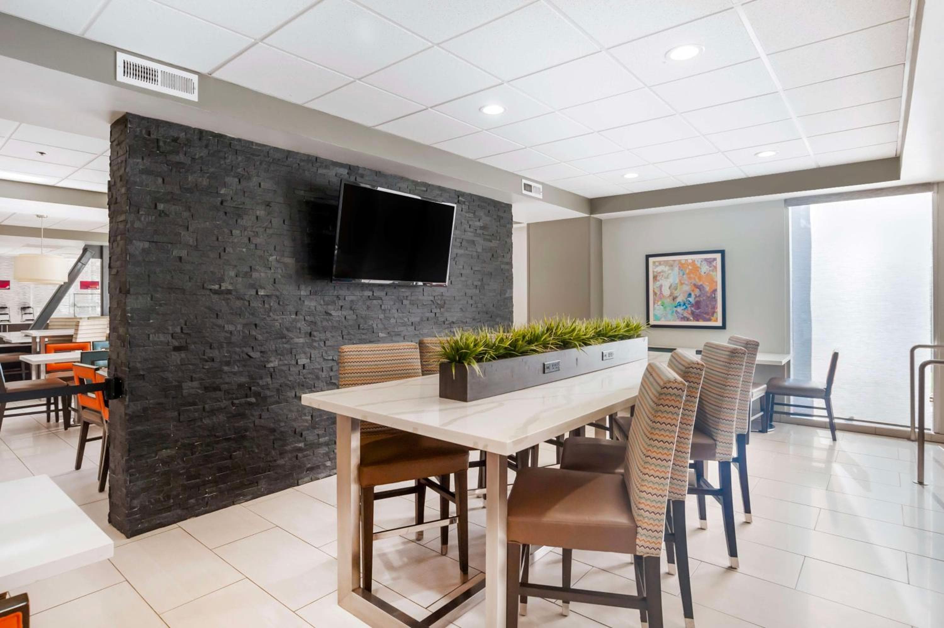 Best Western Plus Commerce Hotel — 3