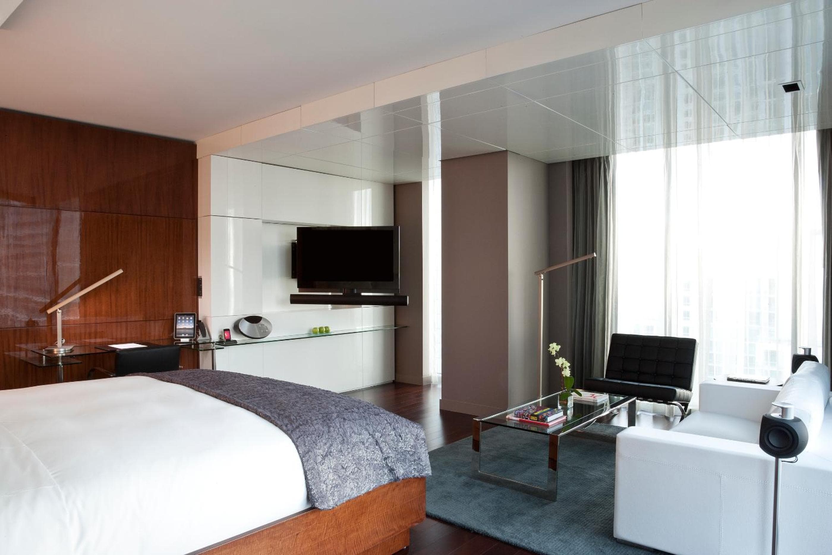 Hotel Beaux Arts, Collezione di autografi — 23