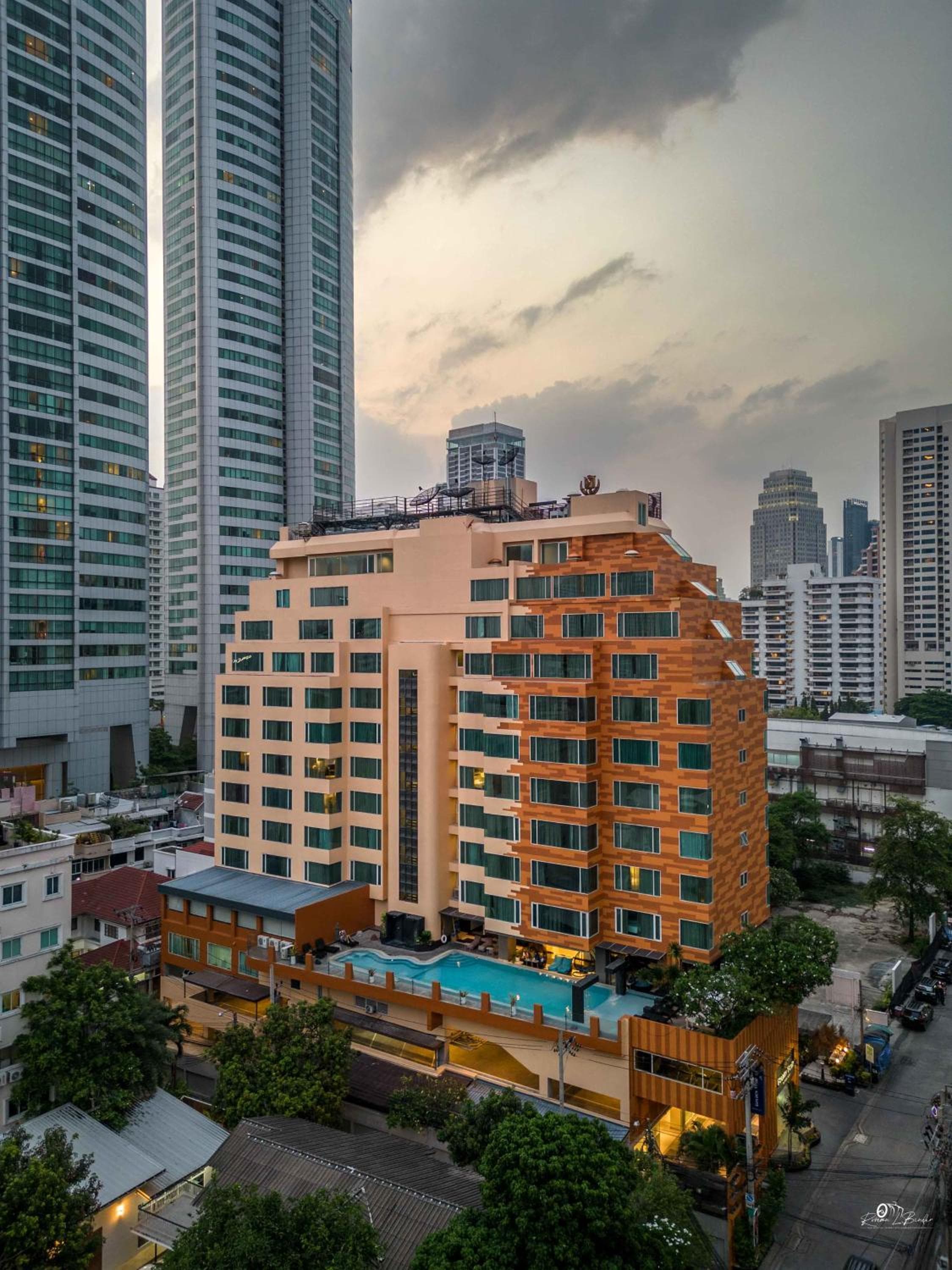 Golden Tulip Mandison Suites — 1