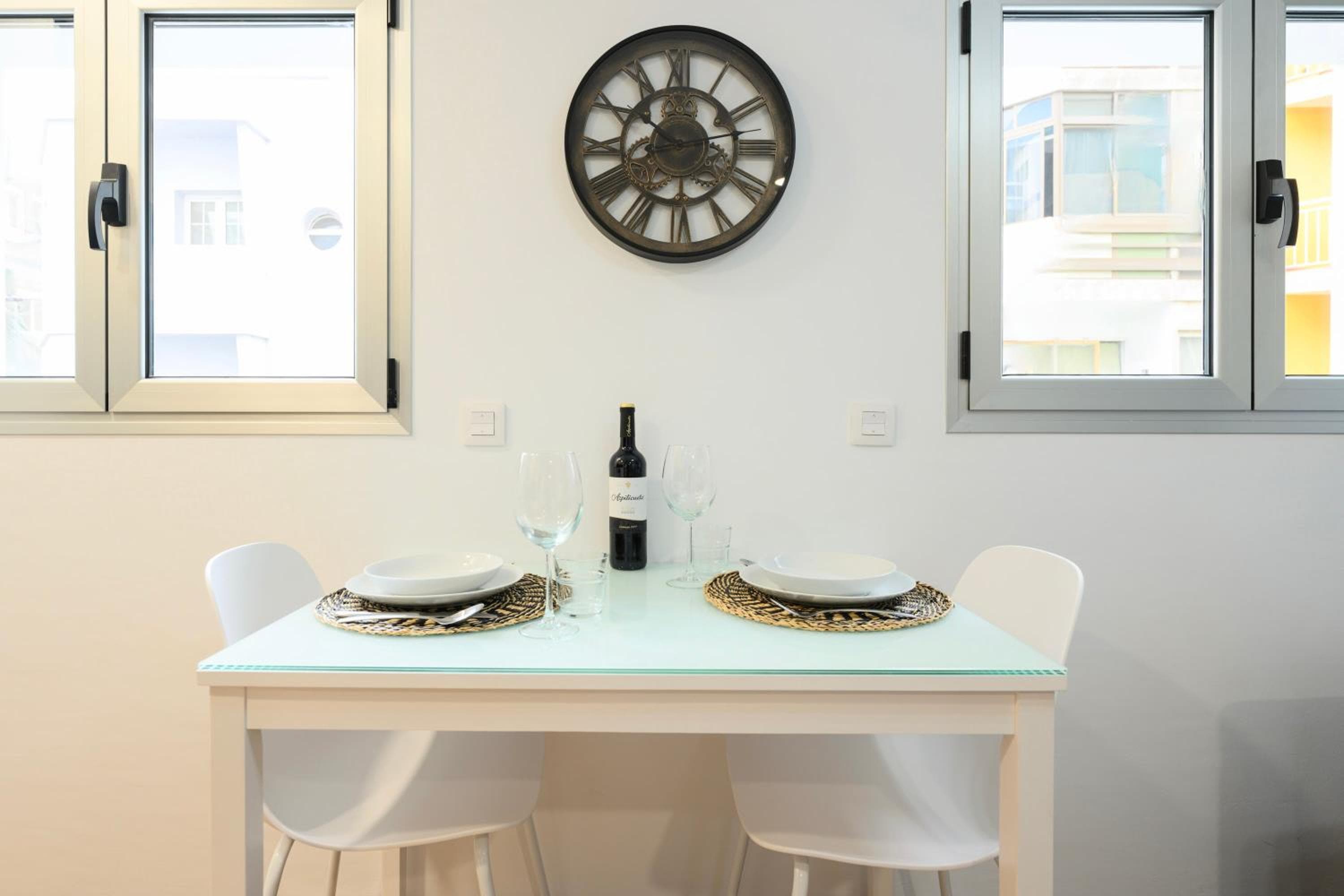 Designer Studio Apartment 100m from the Beach — 4