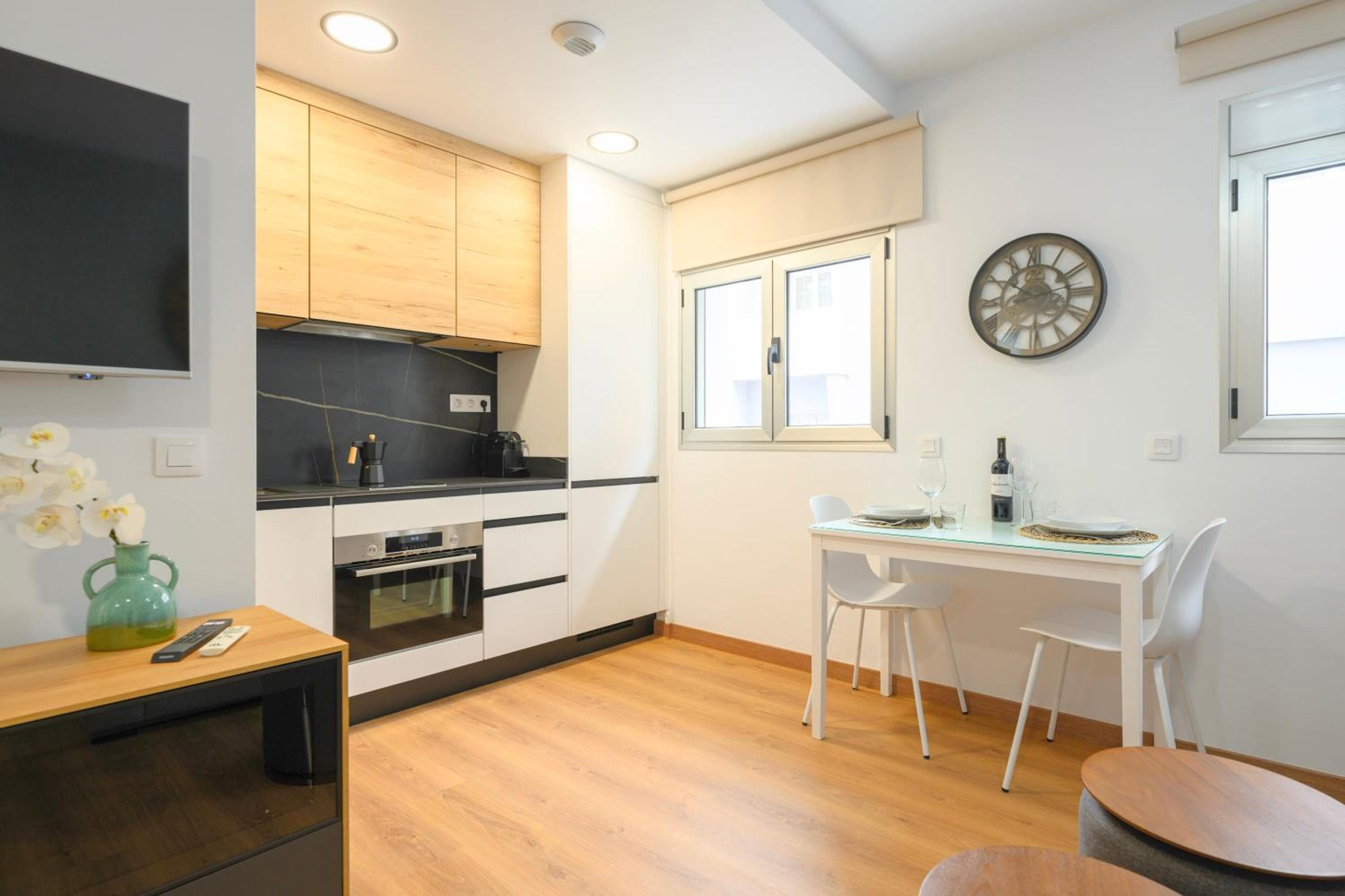 Designer Studio Apartment 100m from the Beach — 5