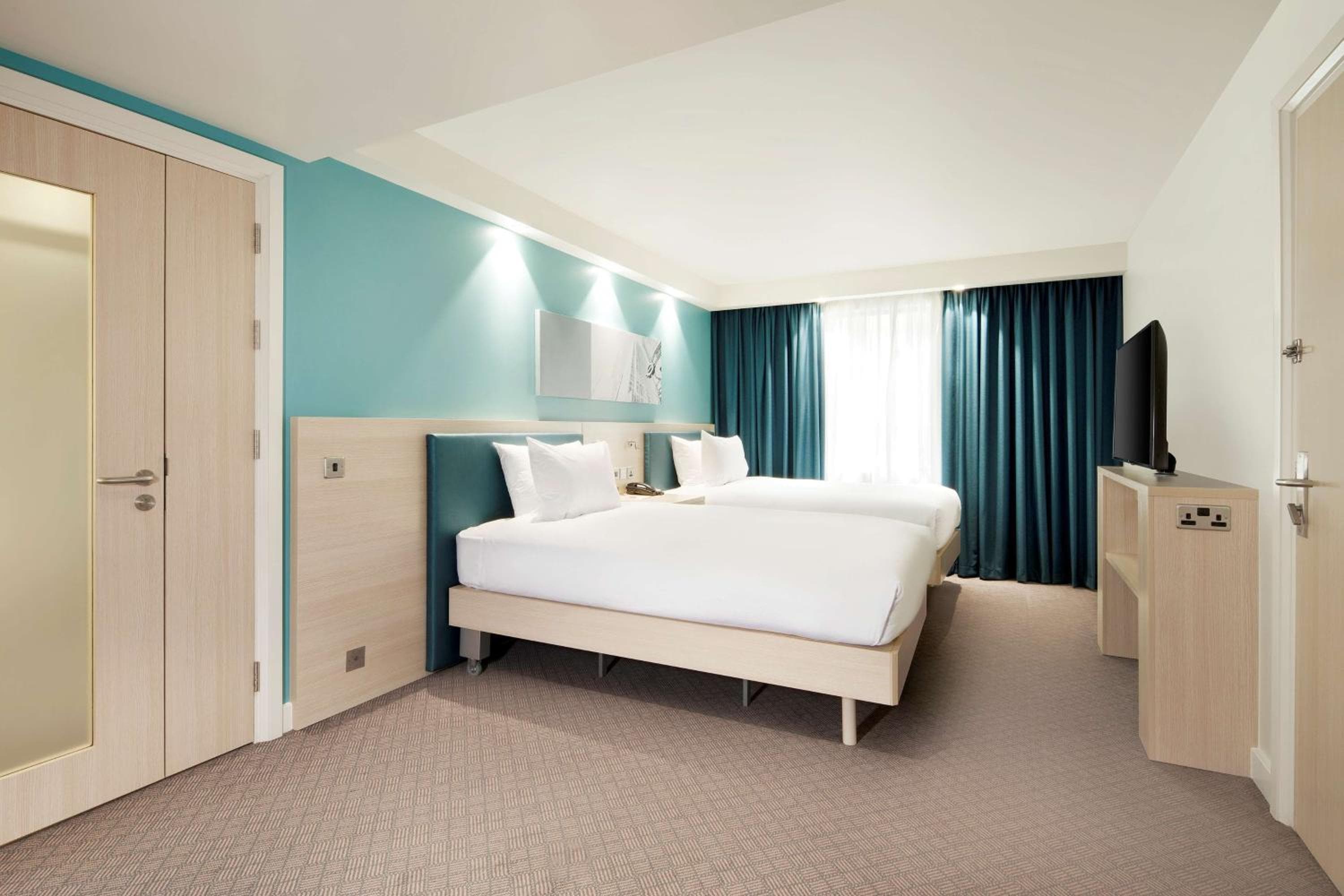 Hampton By Hilton London Docklands — 14
