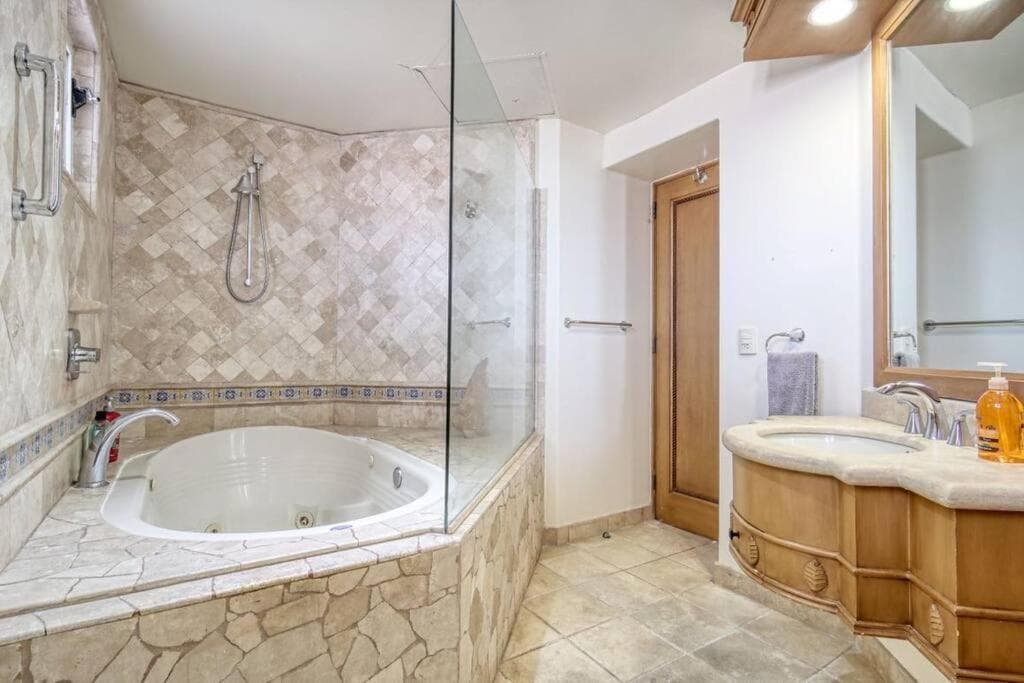 Oceanfront Penthouse, 2 Masters, 2 Baths, kitchen! — 3