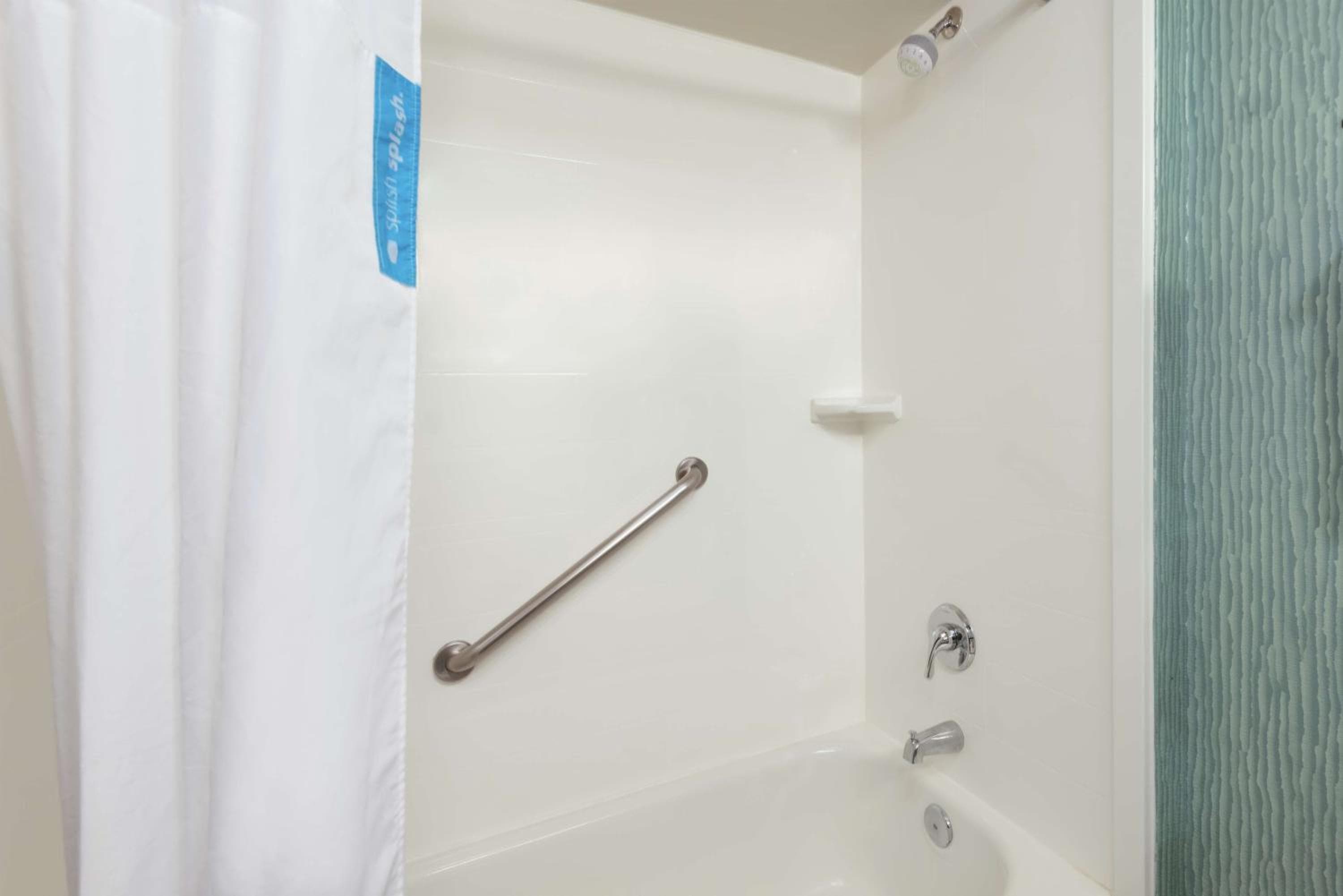 Hampton Inn Orlando-International Airport — 16