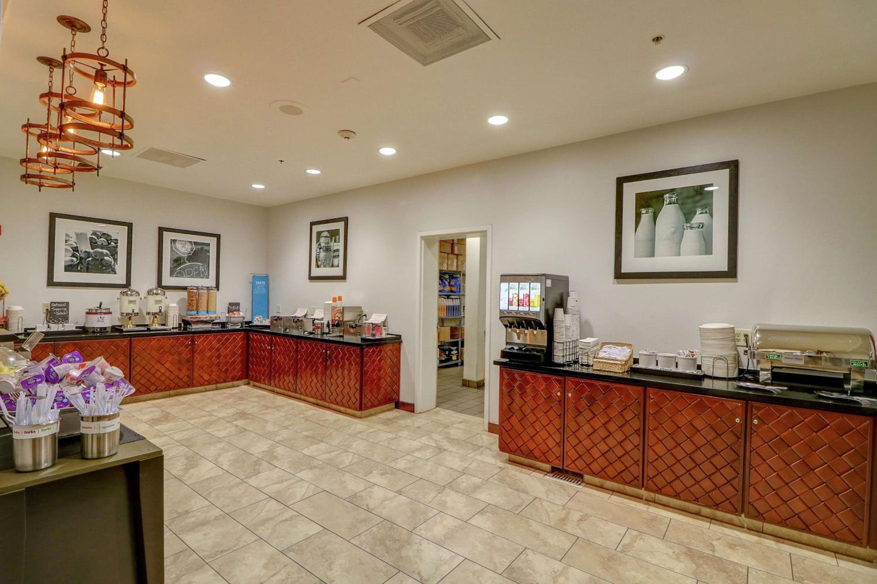 Hampton Inn Tropicana — 14