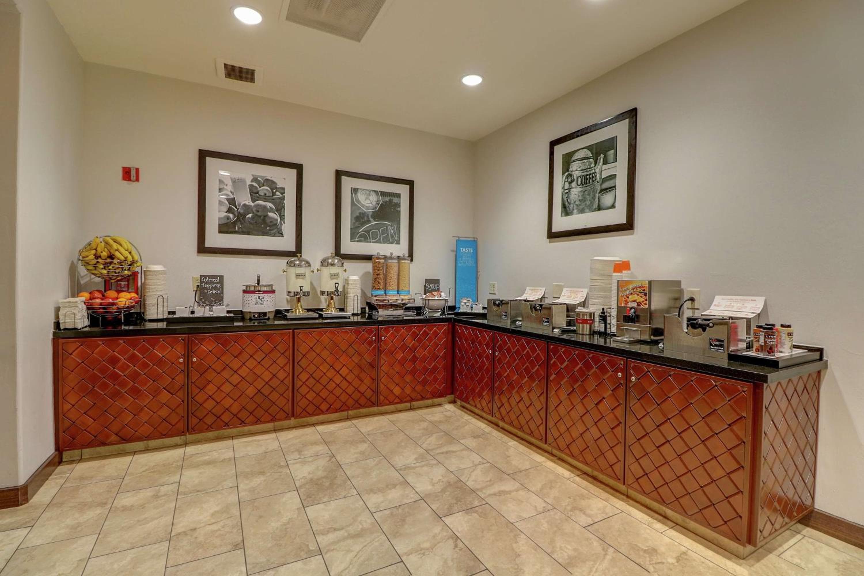 Hampton Inn Tropicana — 16