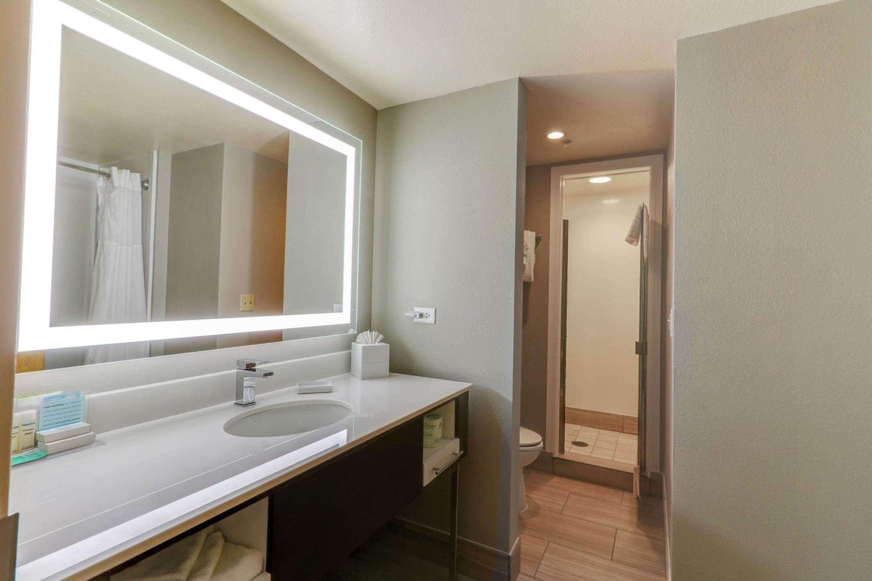 Hampton Inn Tropicana — 20