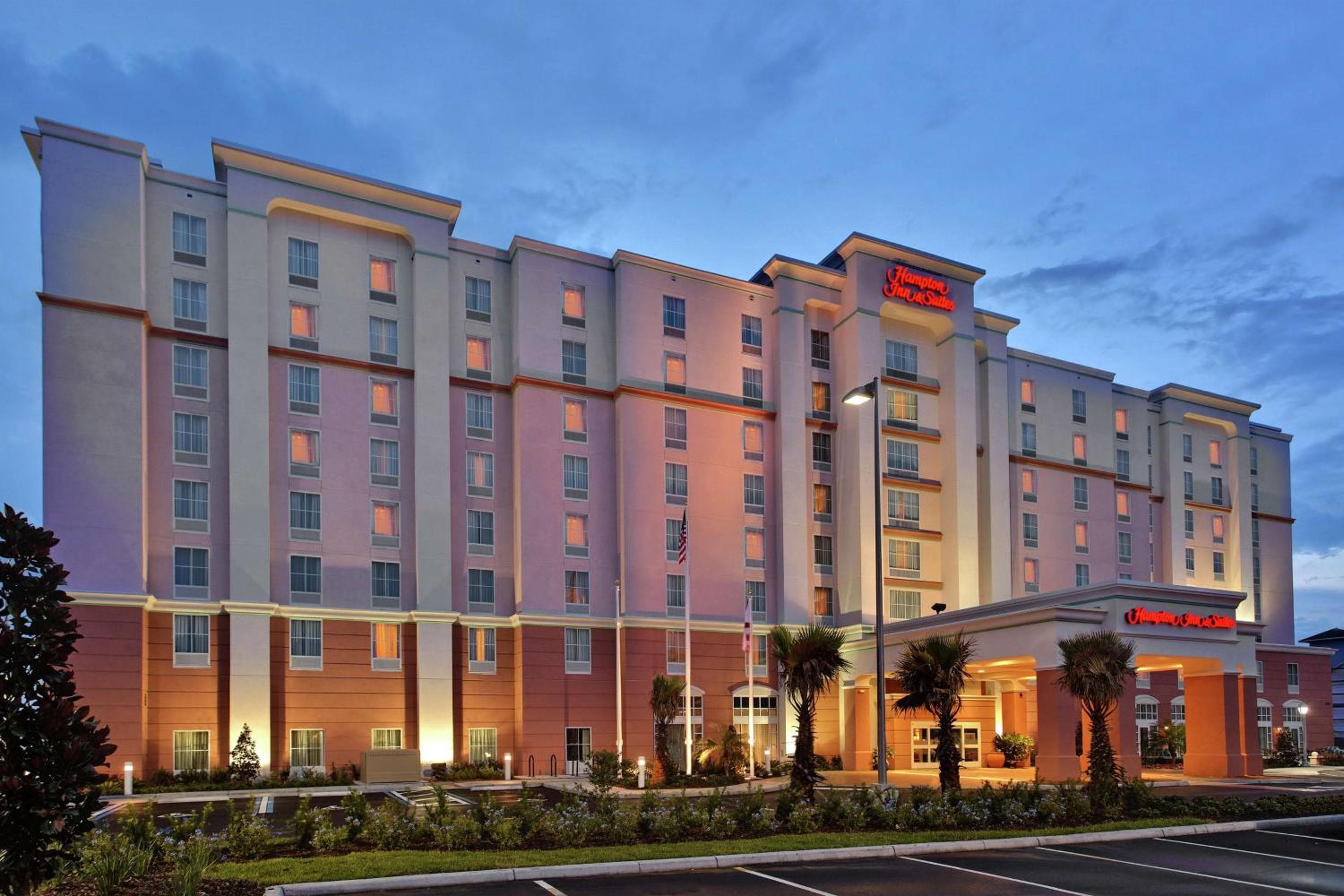Hampton Inn & Suites Orlando Airport en Gateway Village — 1