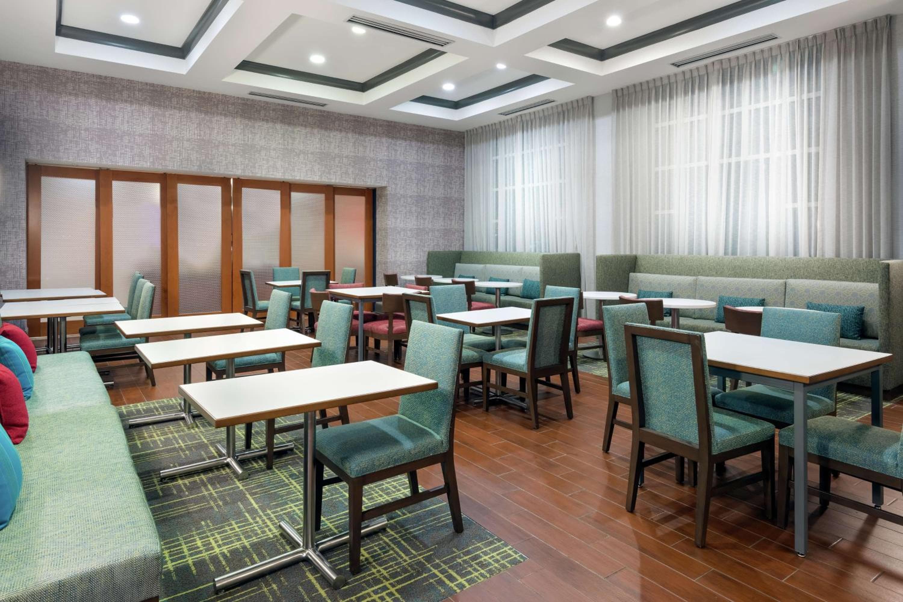 Hampton Inn & Suites Orlando Airport en Gateway Village — 9