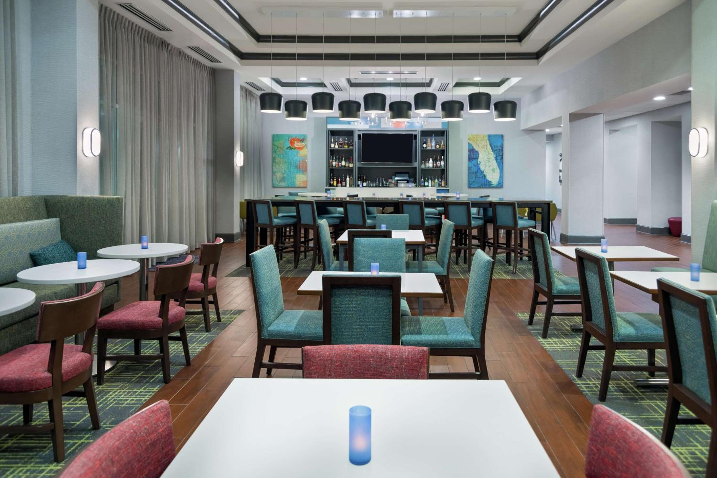 Hampton Inn & Suites Orlando Airport en Gateway Village — 13