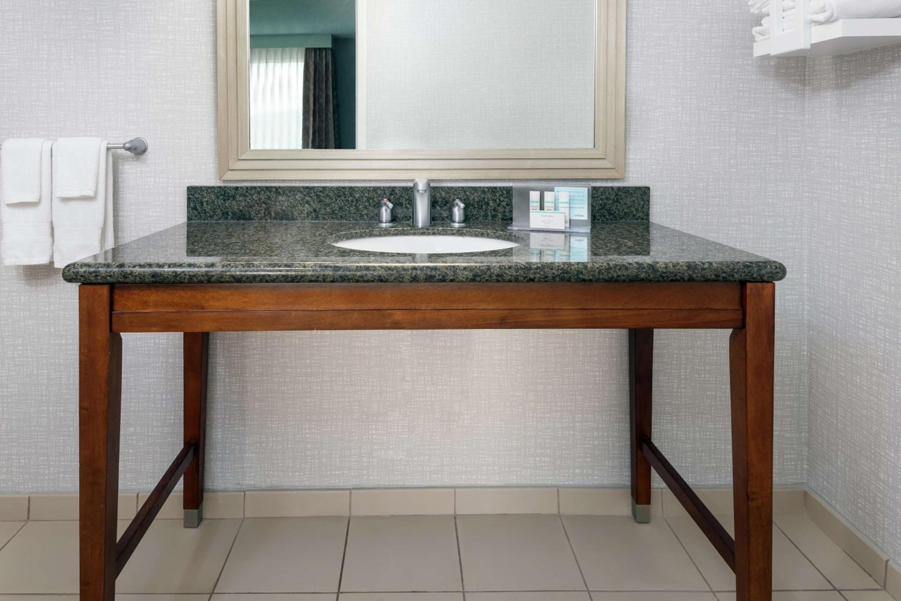 Hampton Inn & Suites Orlando Airport en Gateway Village — 25