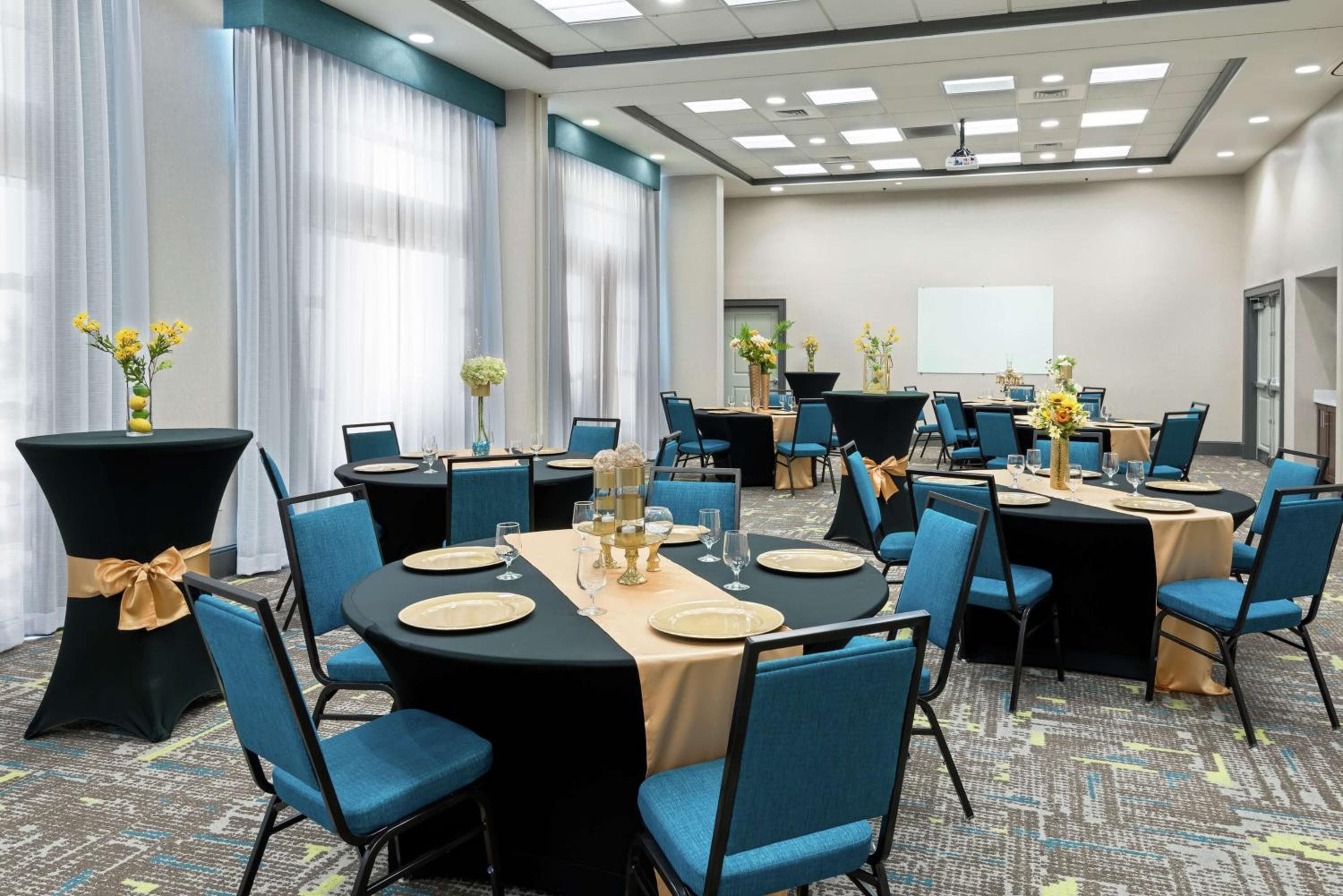 Hampton Inn & Suites Orlando Airport at Gateway Village — 13