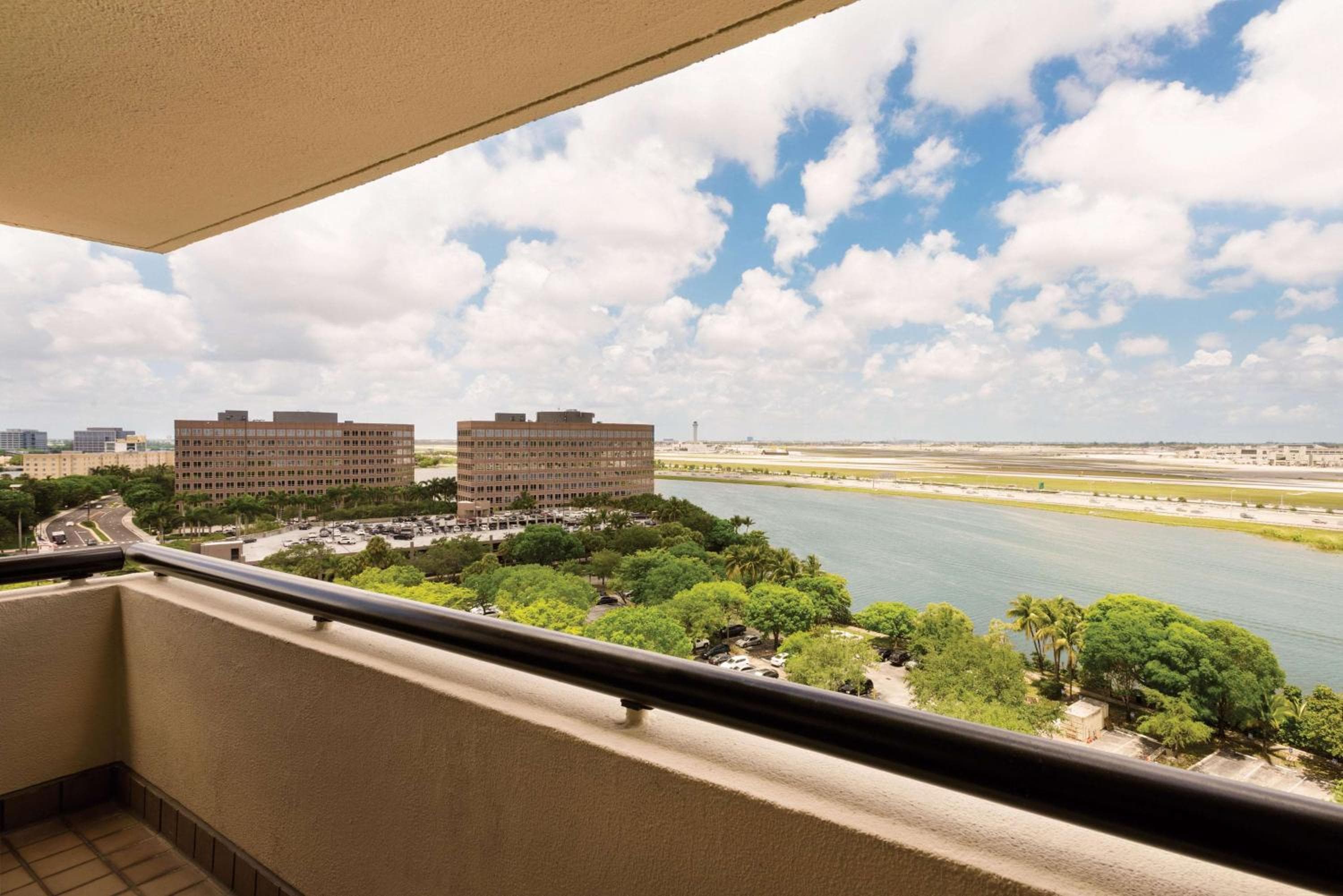 Hilton Miami Airport Blue Lagoon — 28
