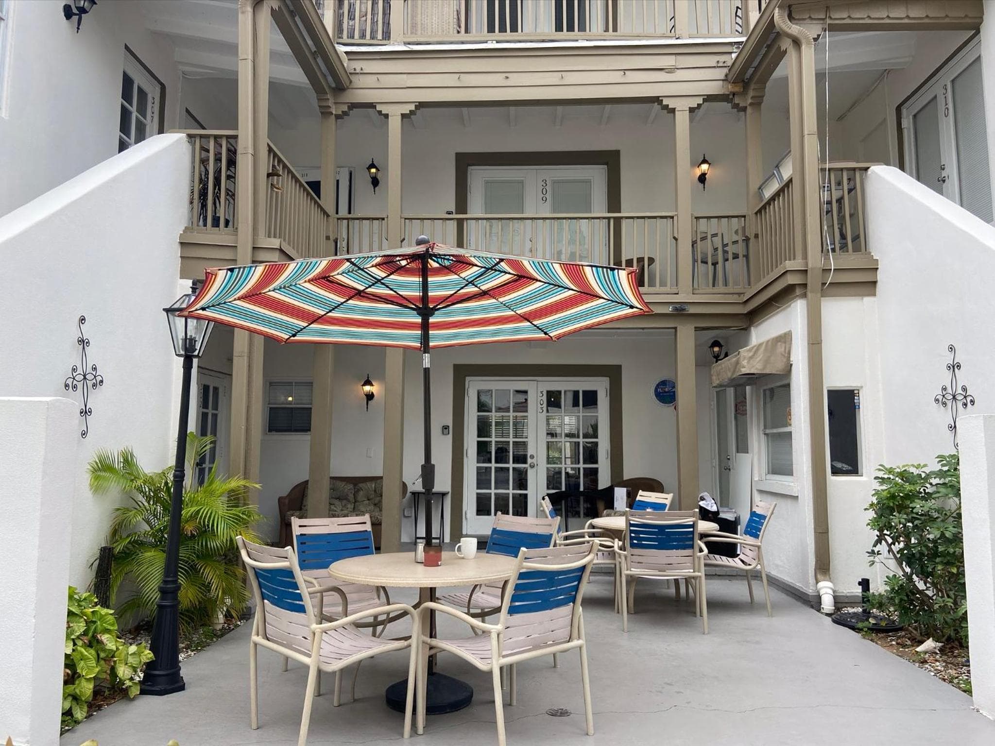 Kleines Paris am Ozean Selbst-Check-in — 2