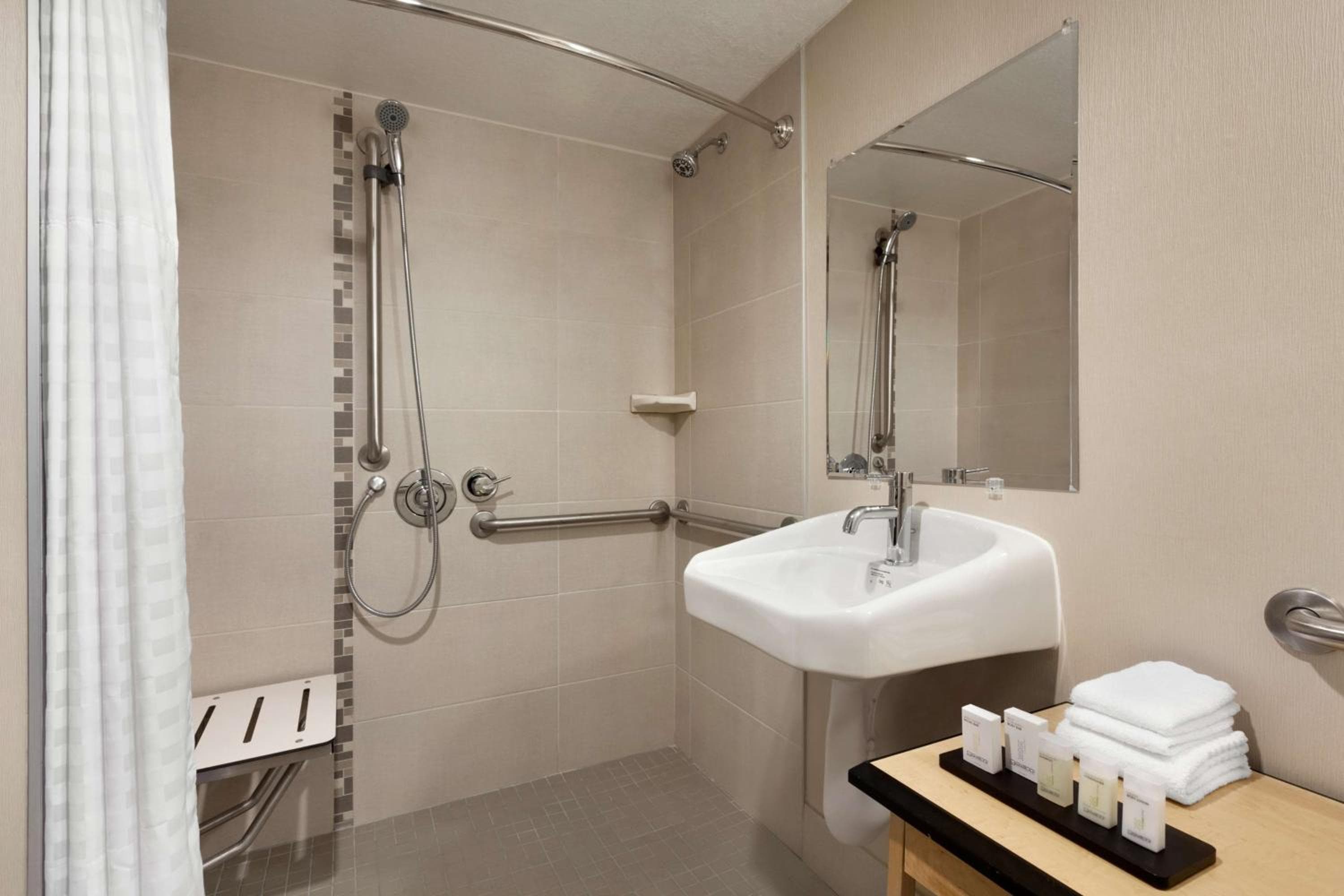 Embassy Suites by Hilton Convention Center Las Vegas — 12