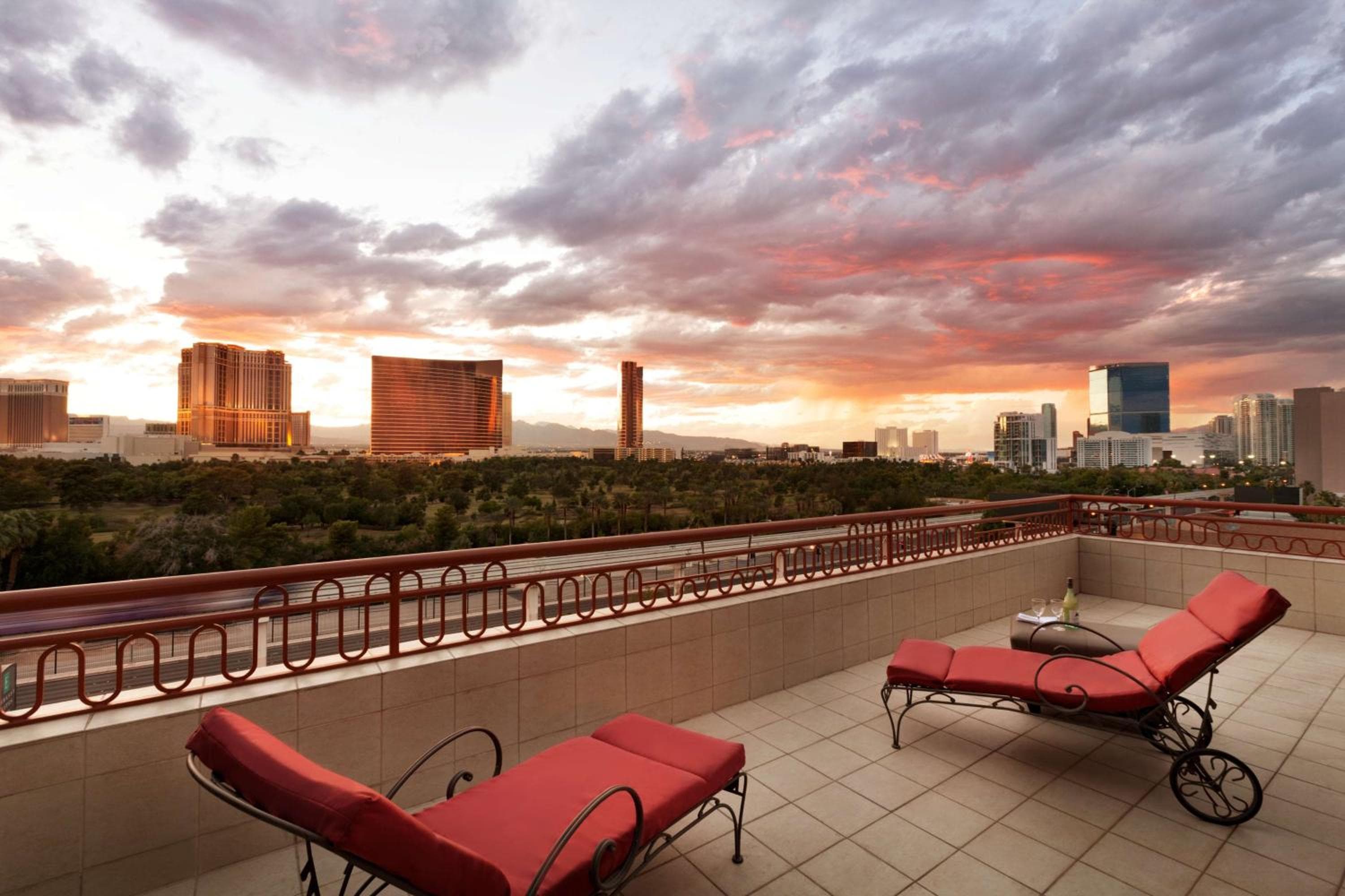 Embassy Suites by Hilton Convention Center Las Vegas — 8