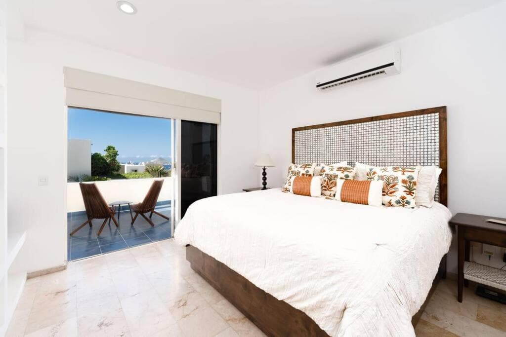 Sea view, king-size bed, wheelchair access — 16