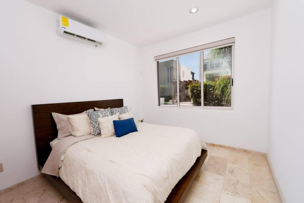 Sea view, king-size bed, wheelchair access — 21