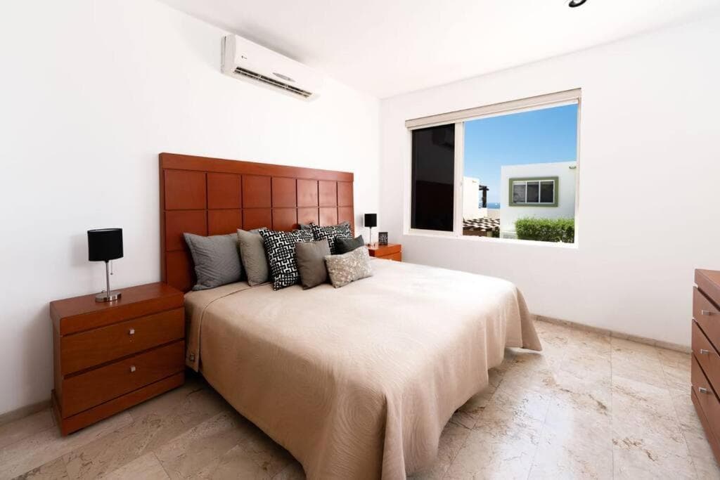 Sea view, king-size bed, wheelchair access — 19