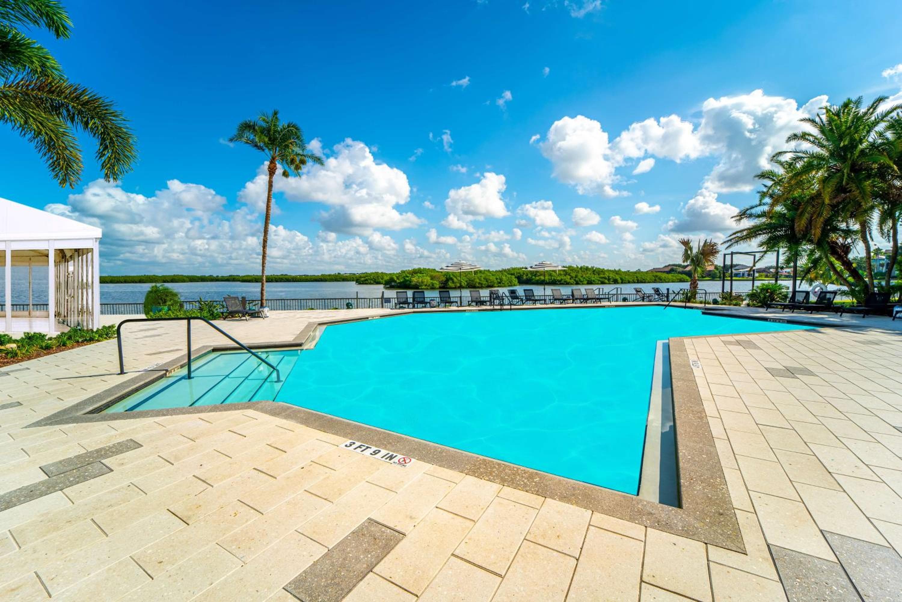 DoubleTree by Hilton Tampa Rocky Point Waterfront — 11