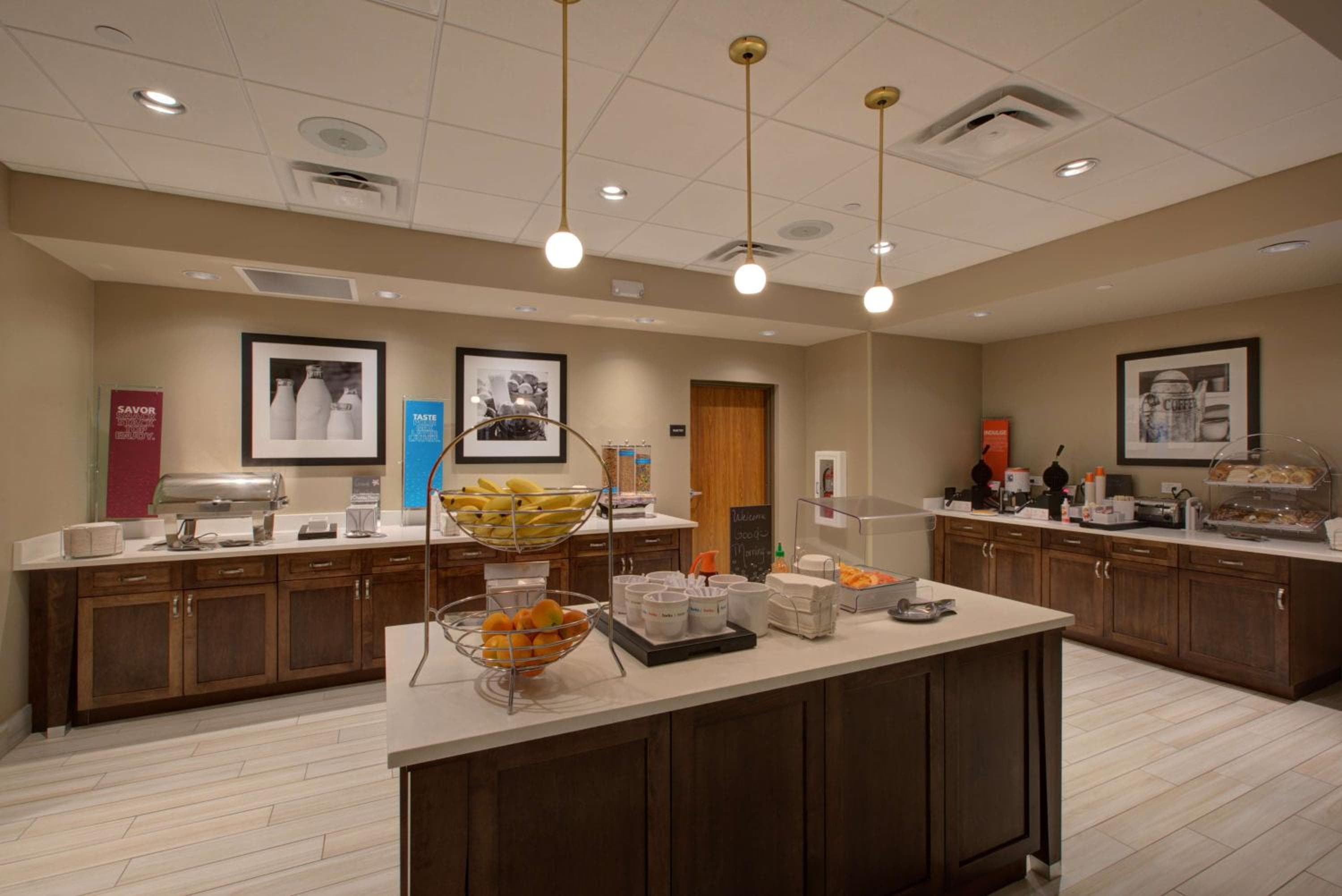 Hampton Inn & Suites by Hilton Tampa Busch Gardens Area — 9