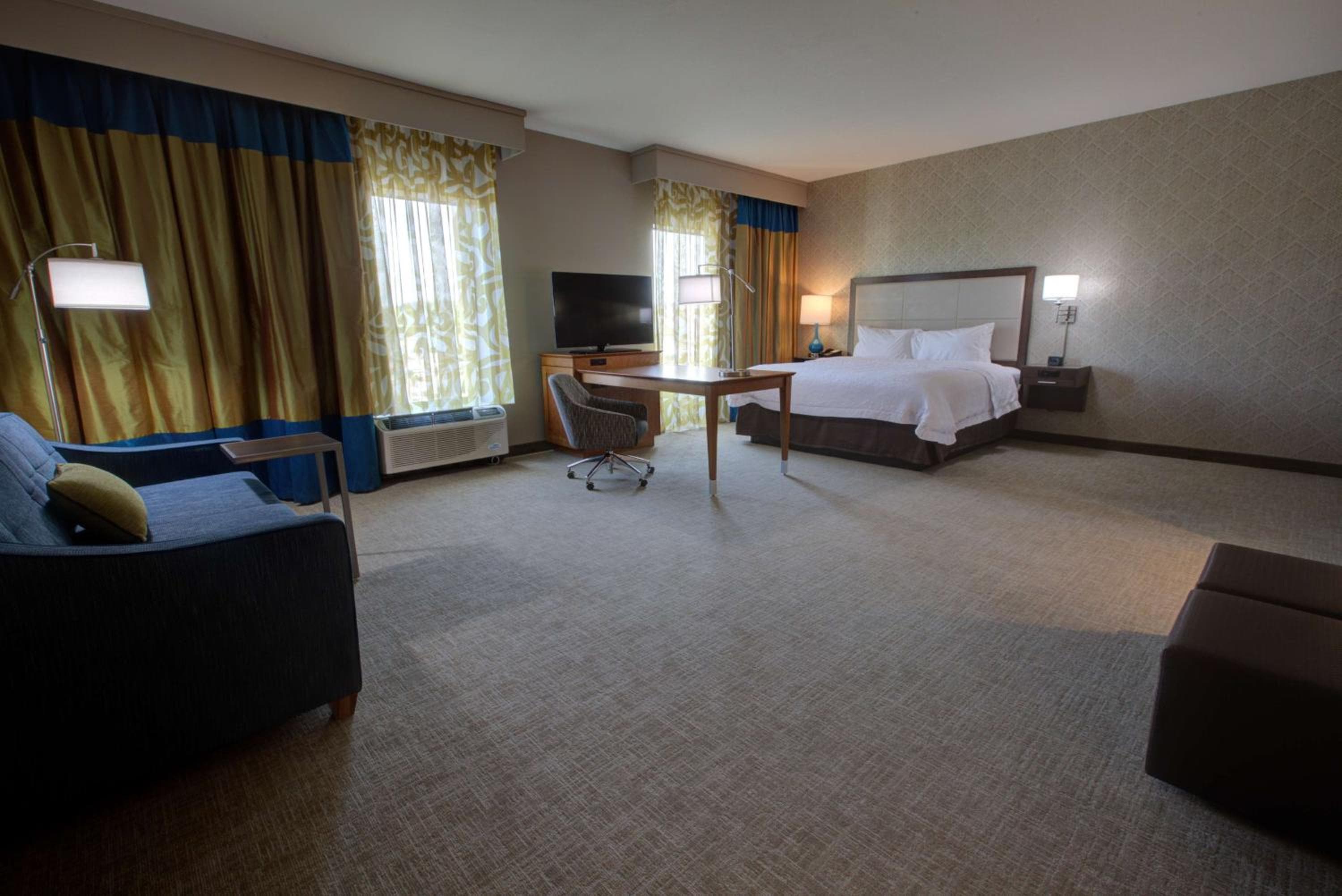 Hampton Inn & Suites by Hilton Tampa Busch Gardens Area — 12