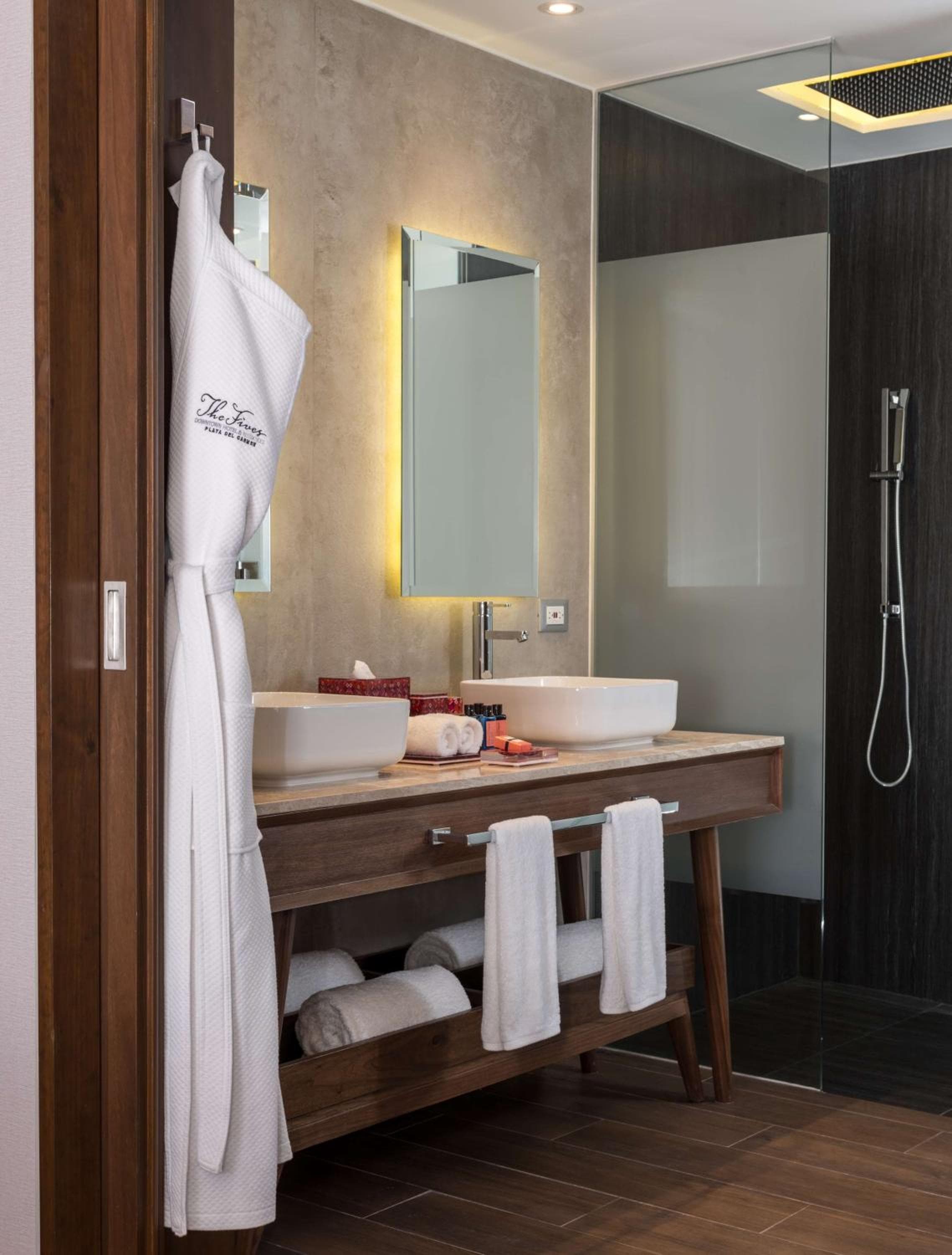 The Fives Downtown Hotel & Residences, Curio Collection by Hilton — 9