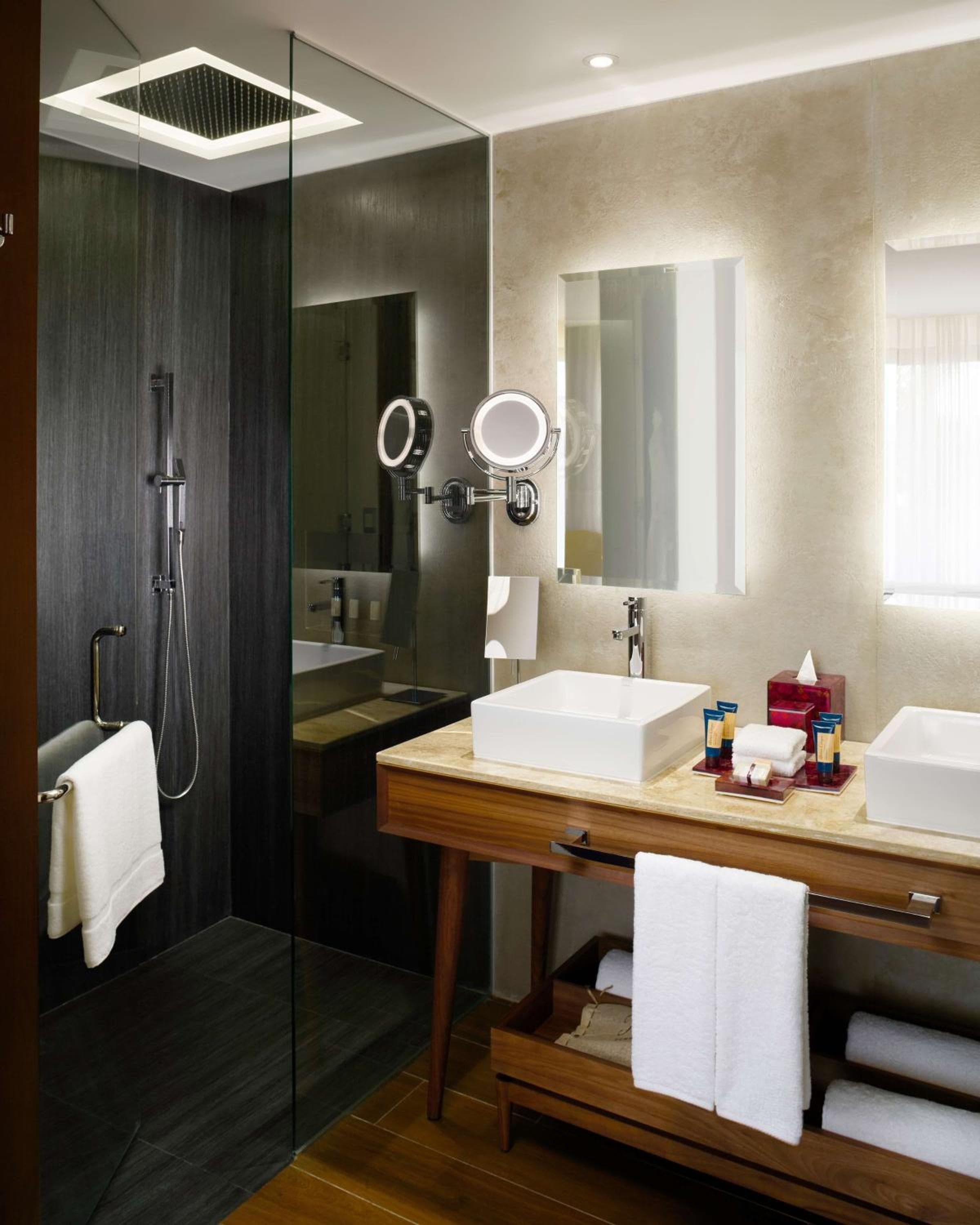 The Fives Downtown Hotel & Residences, Curio Collection by Hilton — 3