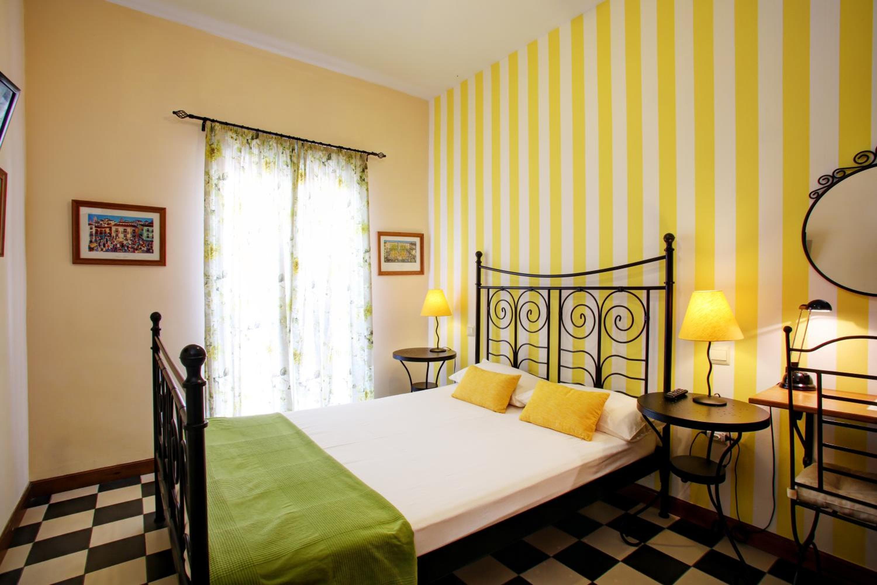 Málaga Lodge Gästehaus — 11
